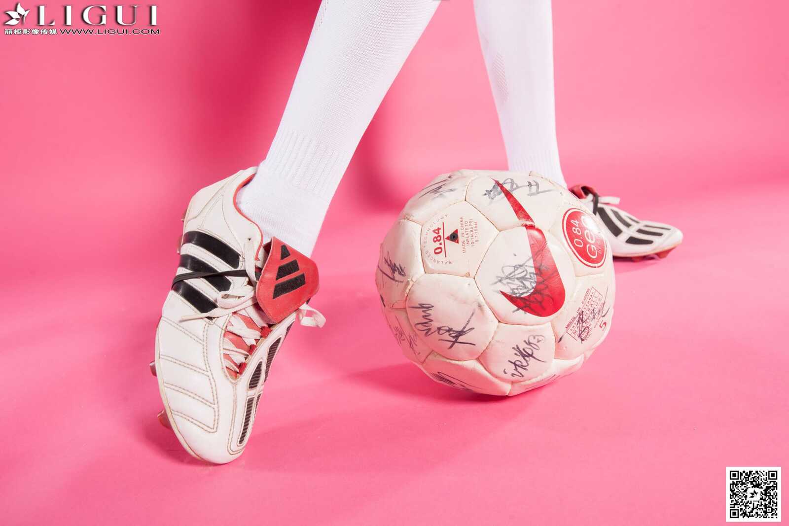 Model 曼蒂《足球宝贝》 [丽柜LiGui] 美腿玉足写真第13张