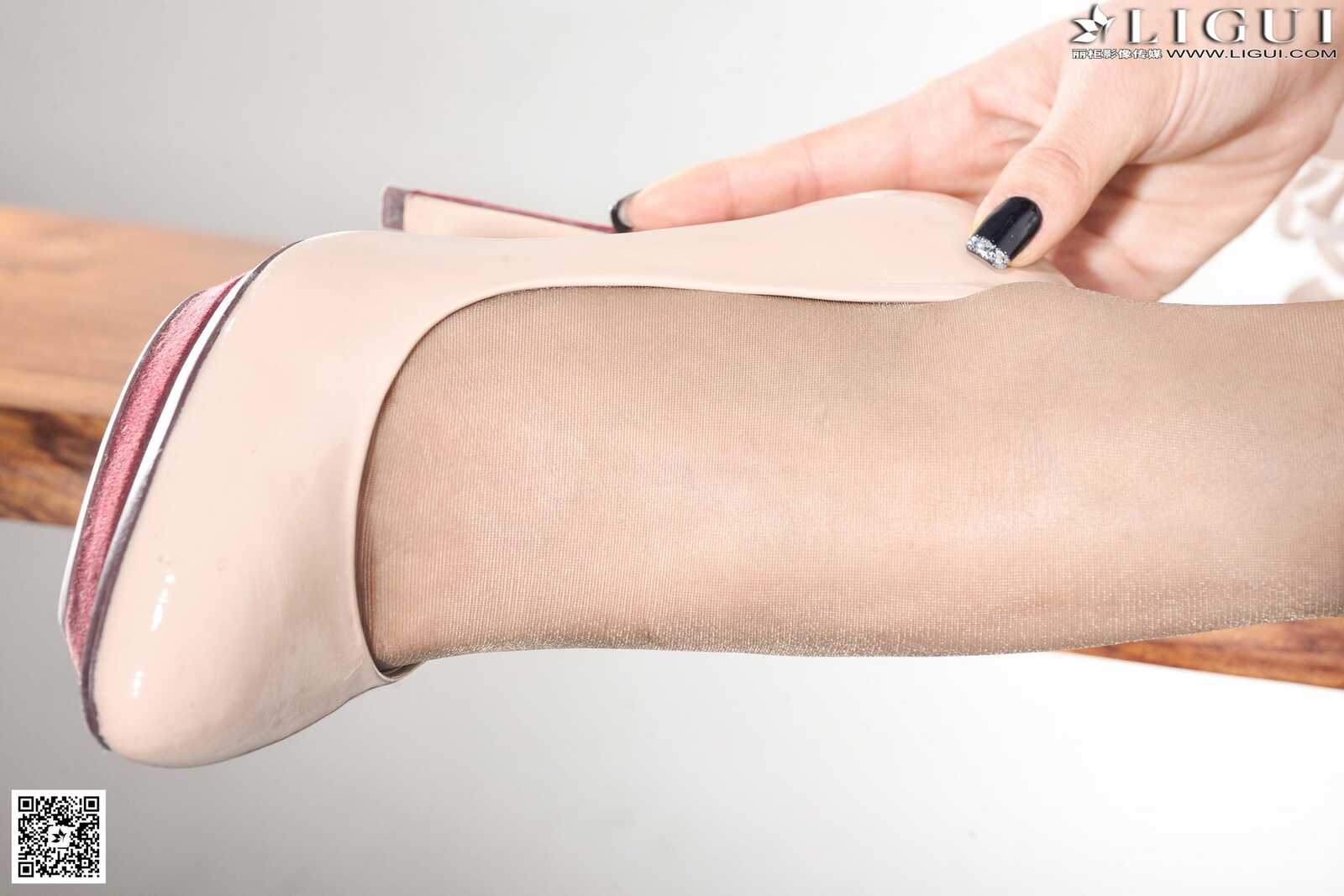 Model 可馨《木桌上的肉丝袜美足》上下全集 [丽柜第16张