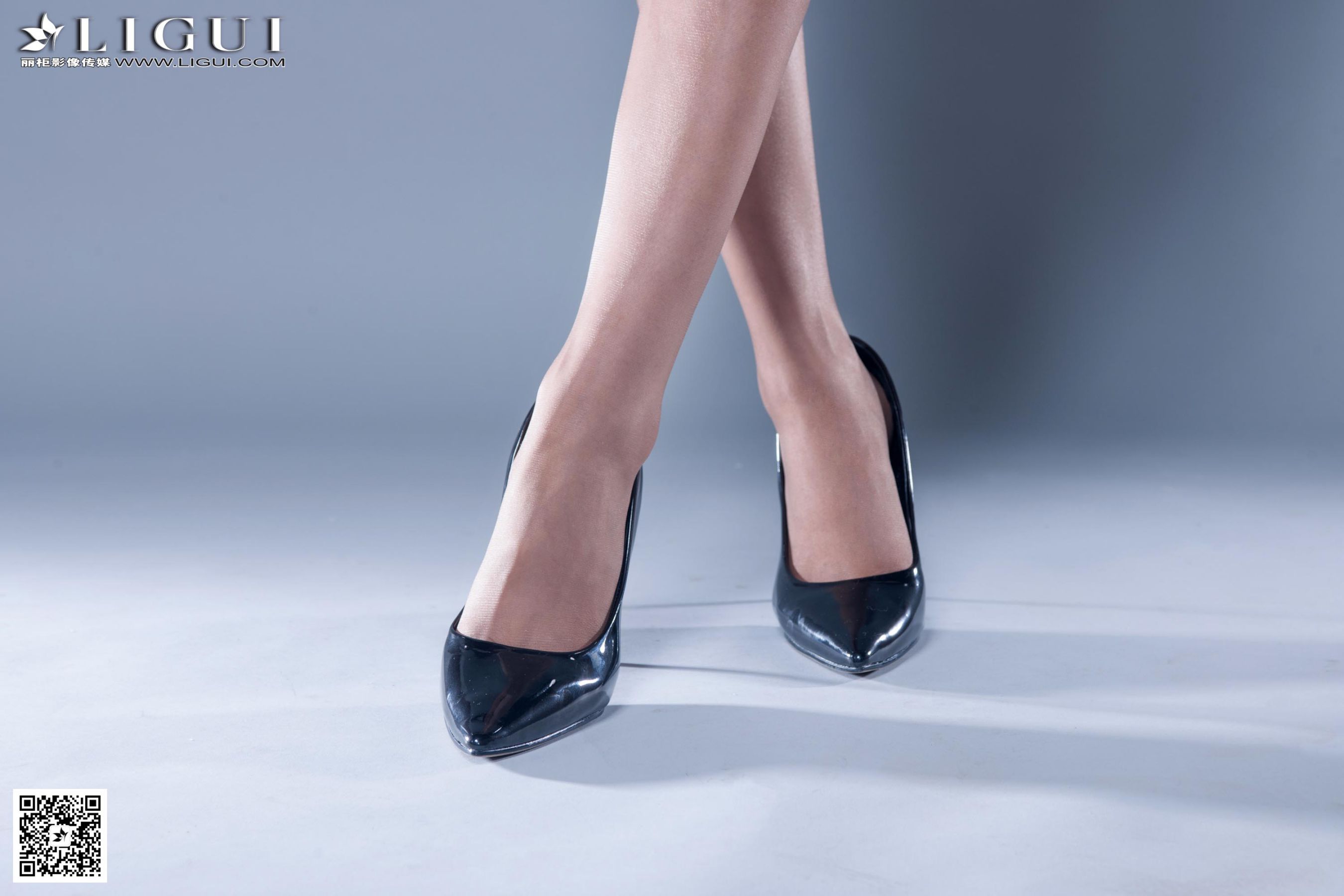 [丽柜LiGui] Model 潼潼《棚拍职业装丝足高跟》上下第17张