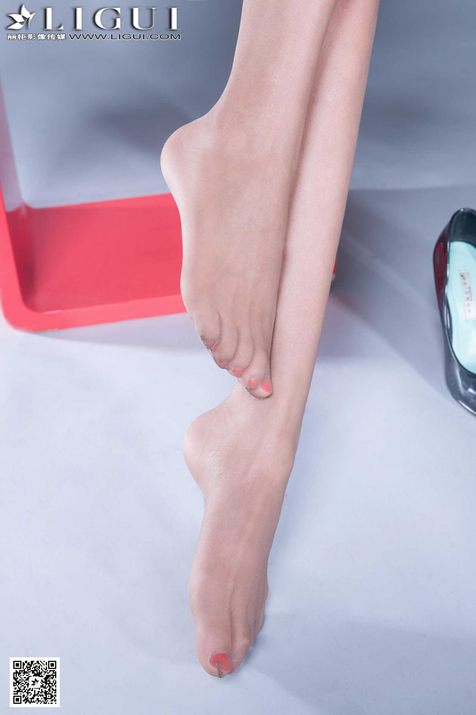 [丽柜LiGui] Model 潼潼《棚拍职业装丝足高跟》上下第4张