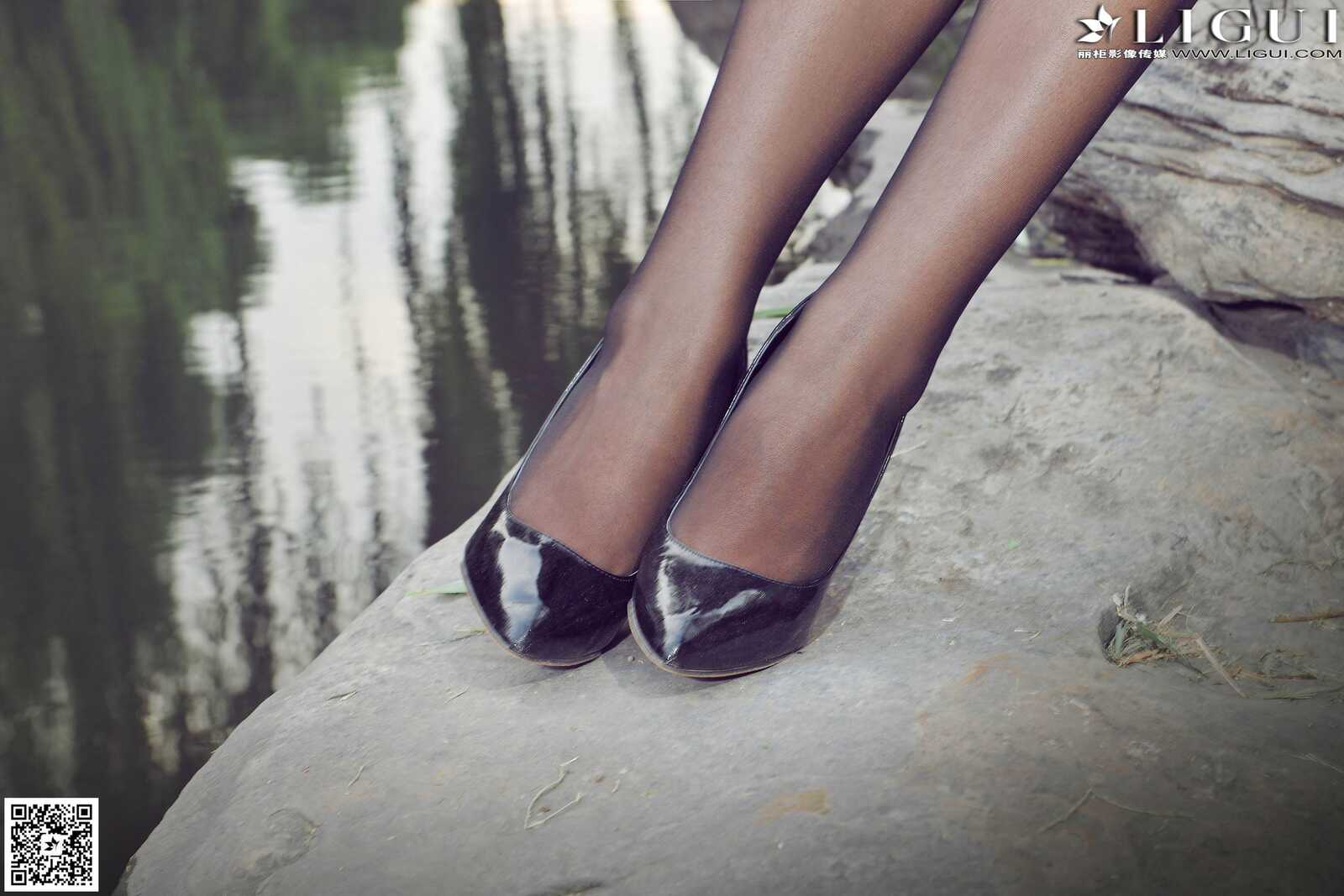 Model 叶子《公园黑丝高跟时尚外拍》上下全集第16张