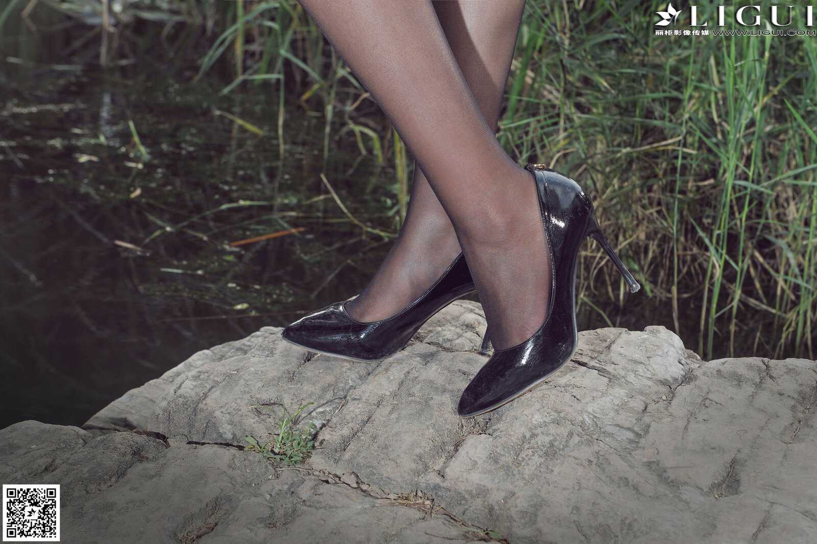 Model 叶子《公园黑丝高跟时尚外拍》上下全集第17张