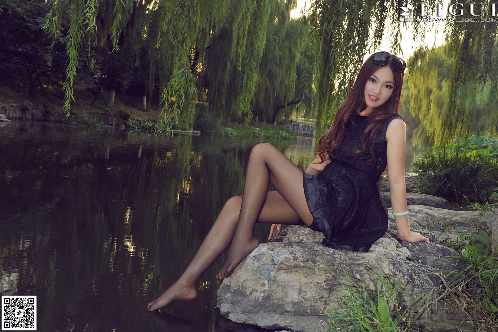 Model 叶子《公园黑丝高跟时尚外拍》上下全集第7张