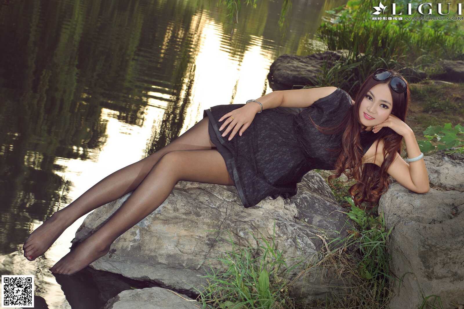 Model 叶子《公园黑丝高跟时尚外拍》上下全集第5张