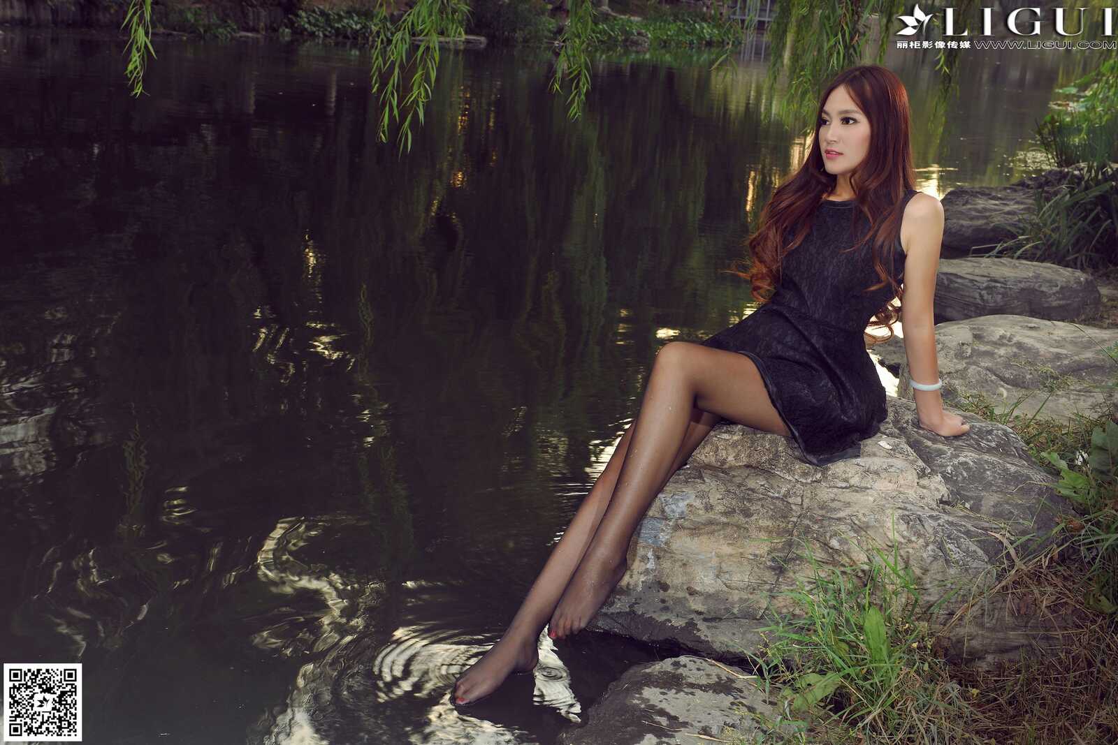 Model 叶子《公园黑丝高跟时尚外拍》上下全集第2张