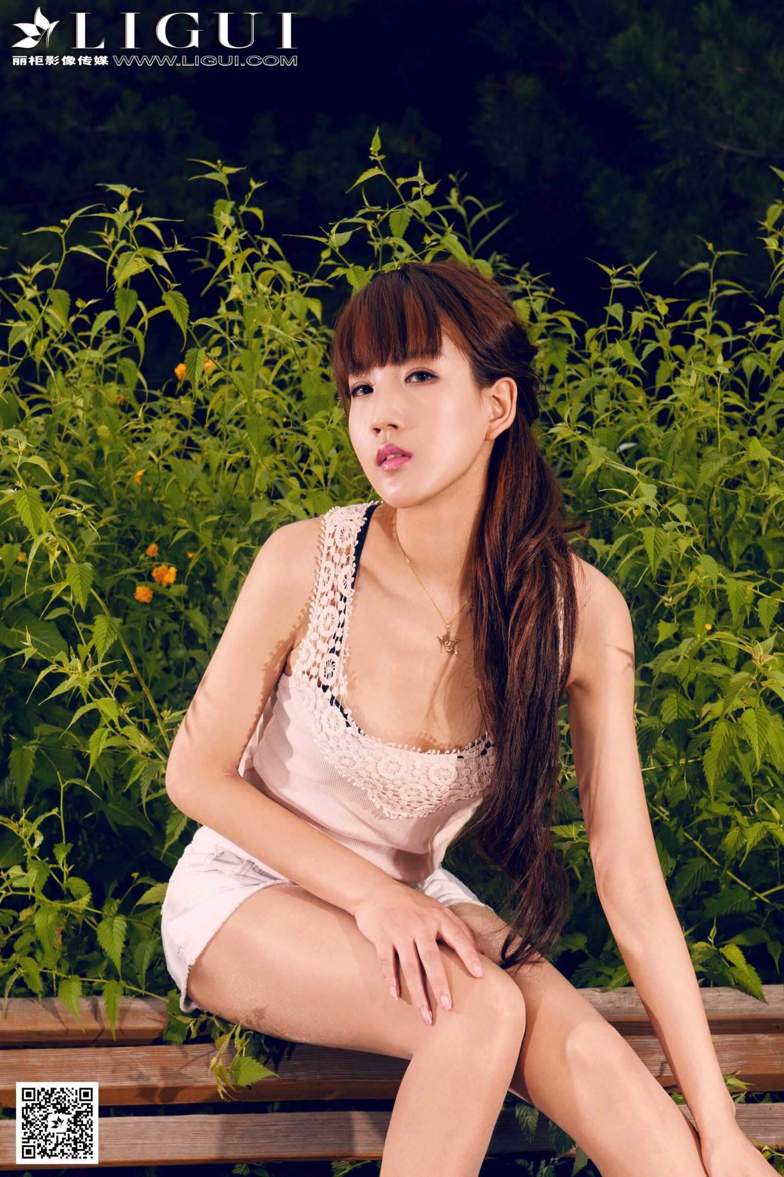 [丽柜LiGui] Model 司琪《极品唯美公园外拍》美腿玉第3张