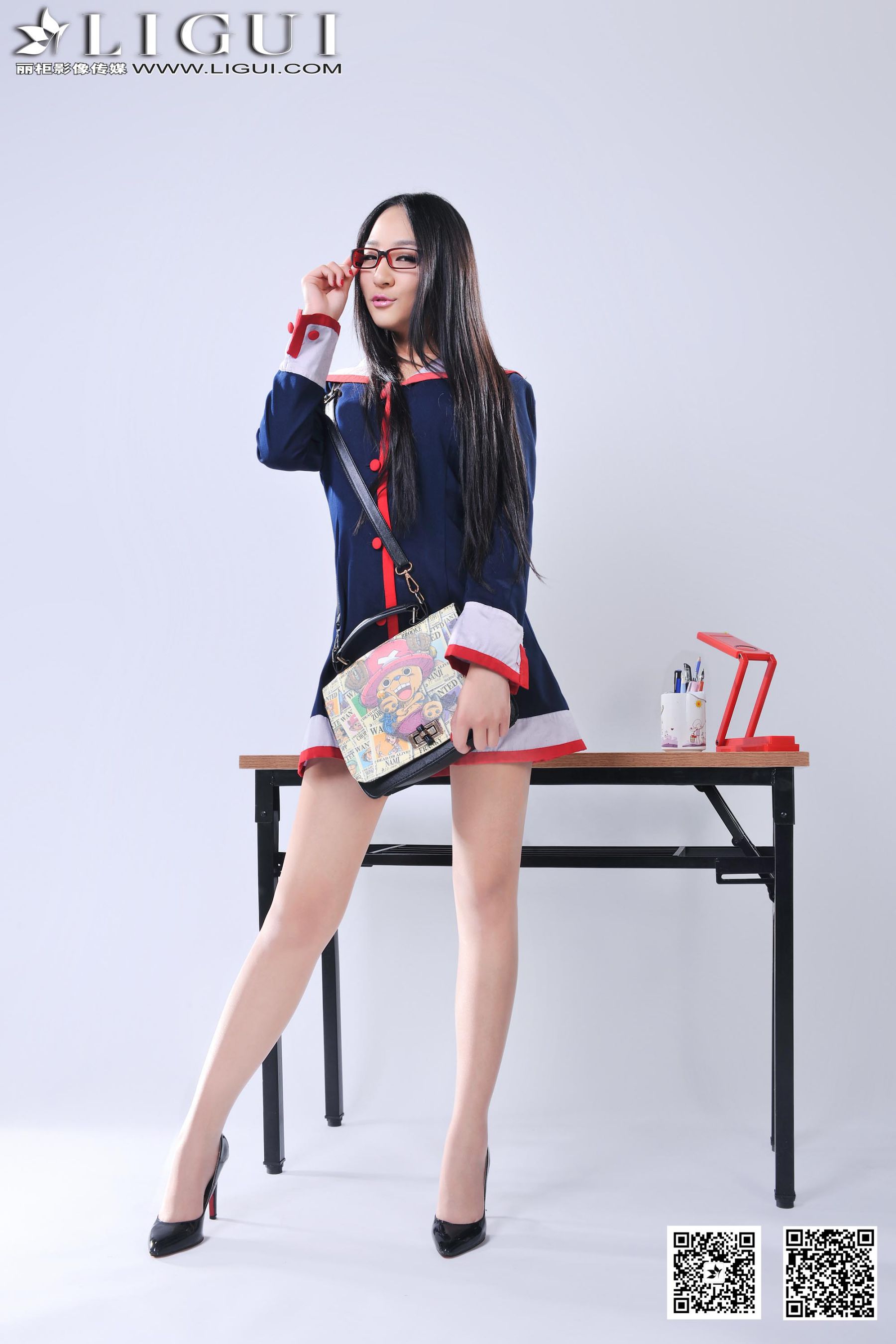 [丽柜LiGui] Model Amily《小眼镜学妹丝足》上下全集第17张