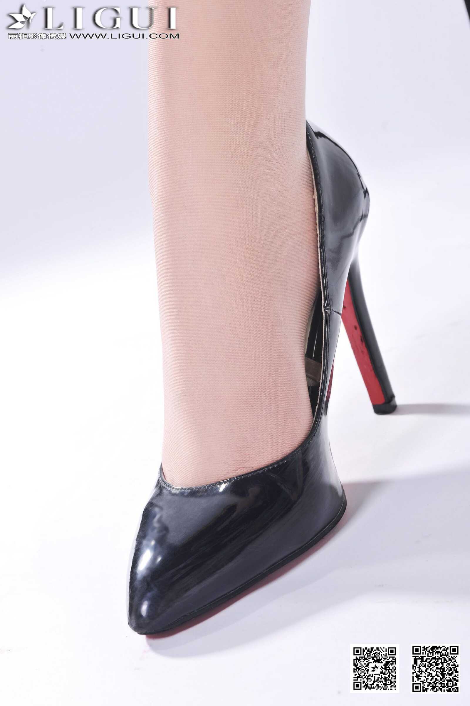 [丽柜LiGui] Model Amily《小眼镜学妹丝足》上下全集第16张