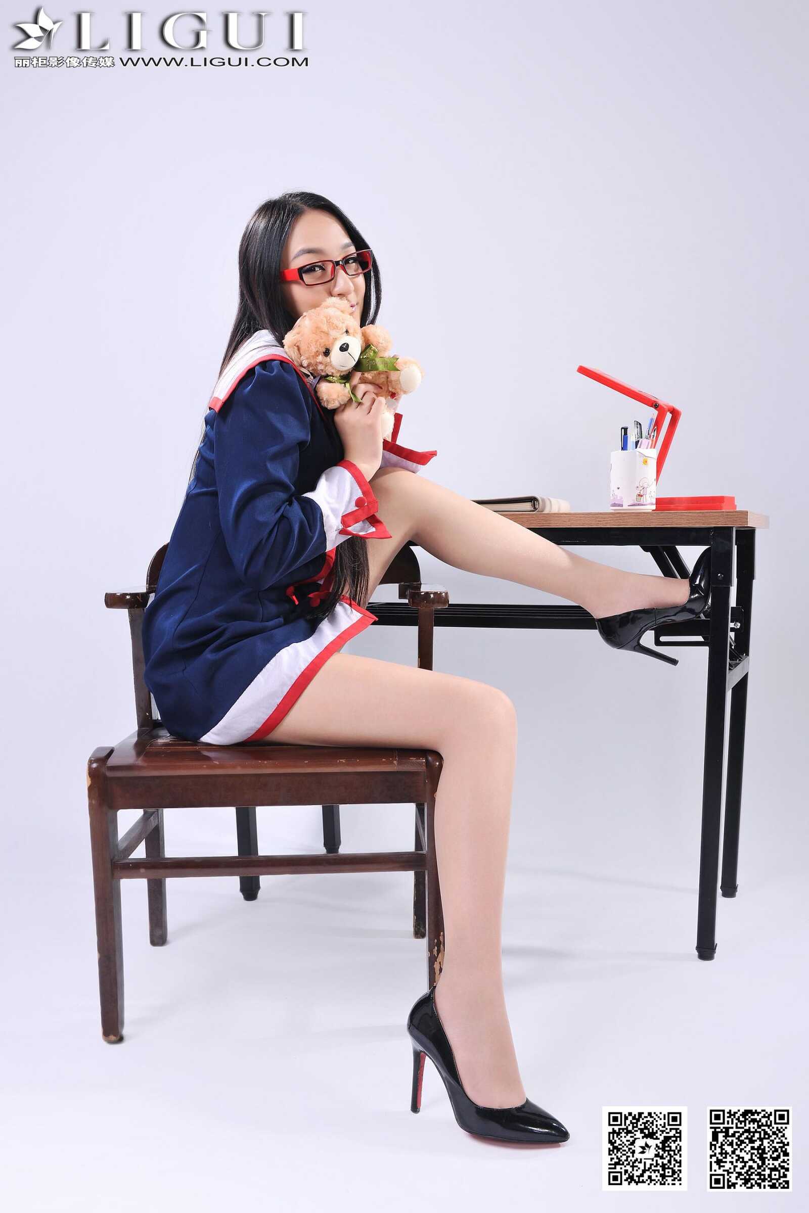 [丽柜LiGui] Model Amily《小眼镜学妹丝足》上下全集第8张