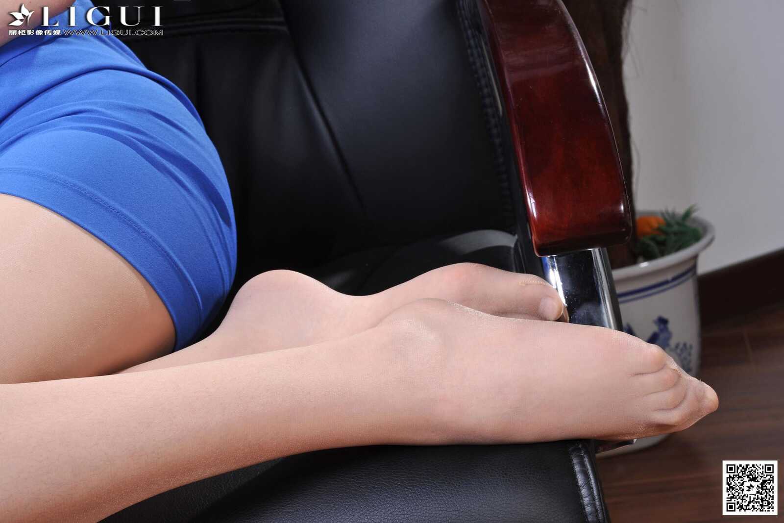 [丽柜LiGui] Model 阿梨《办公室蓝色丽人》美腿玉足第8张