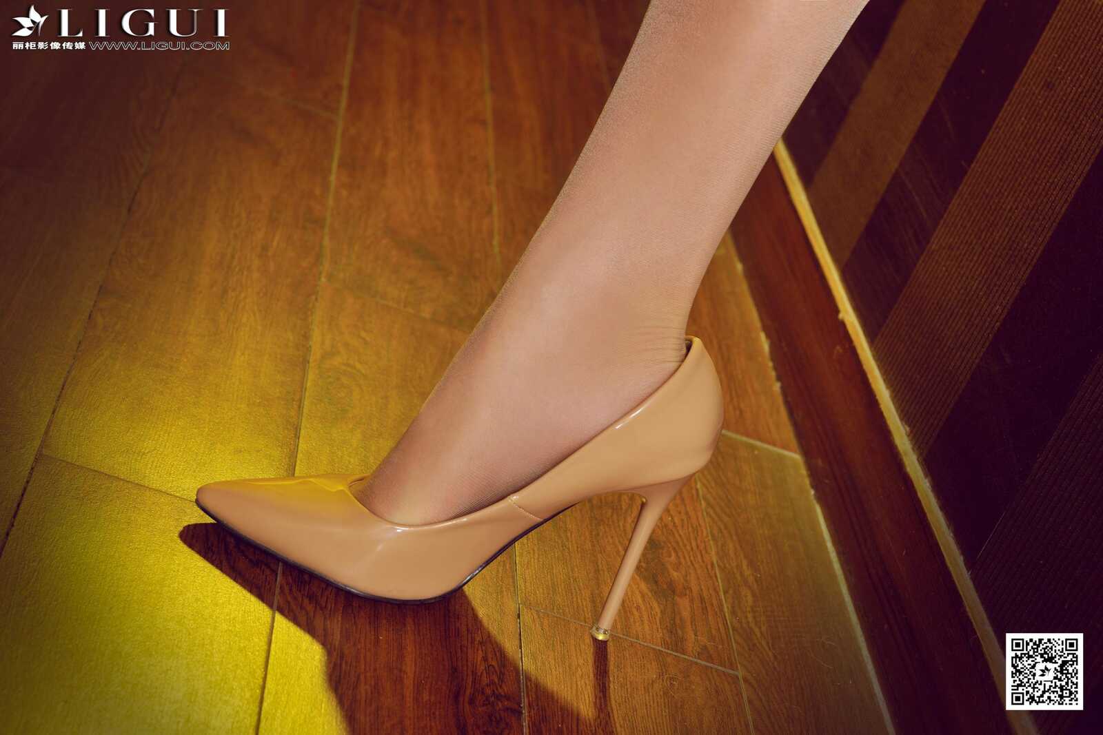 [丽柜LiGui] Model 潼潼《清纯职业装丽人丝足》上下第13张