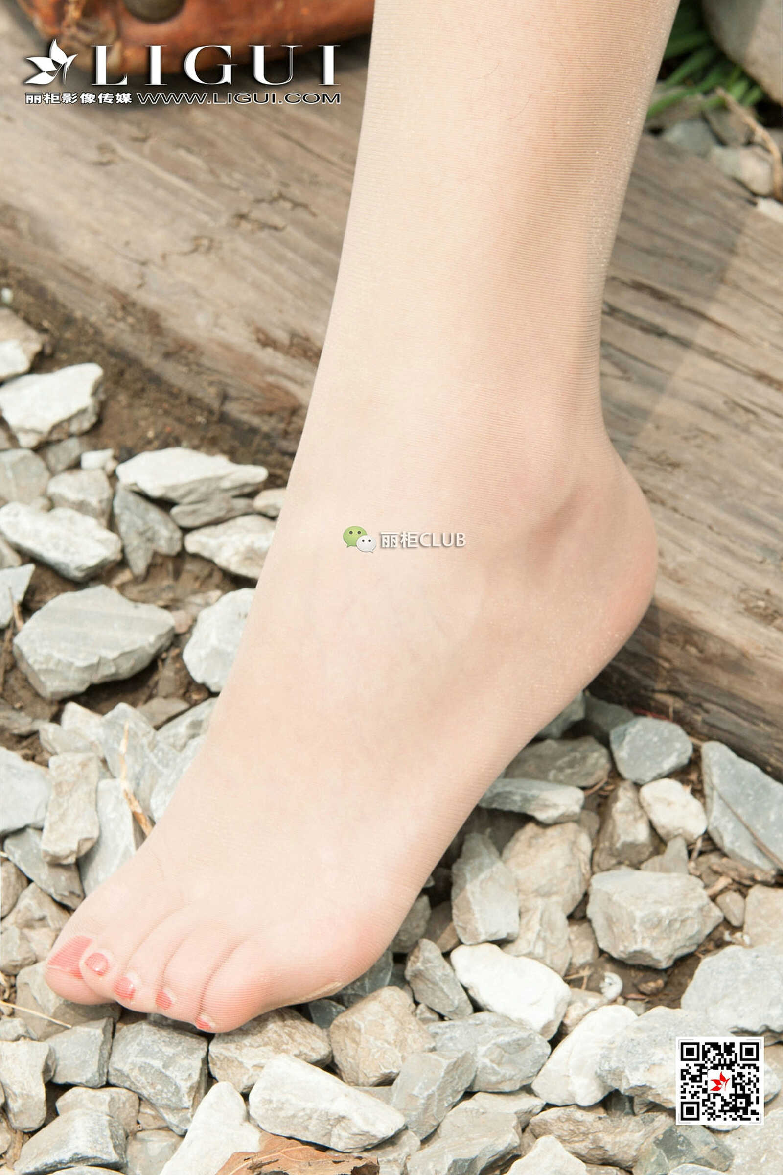 Model 筱筱《火车道OL丝足》 [丽柜Ligui] 写真集第10张