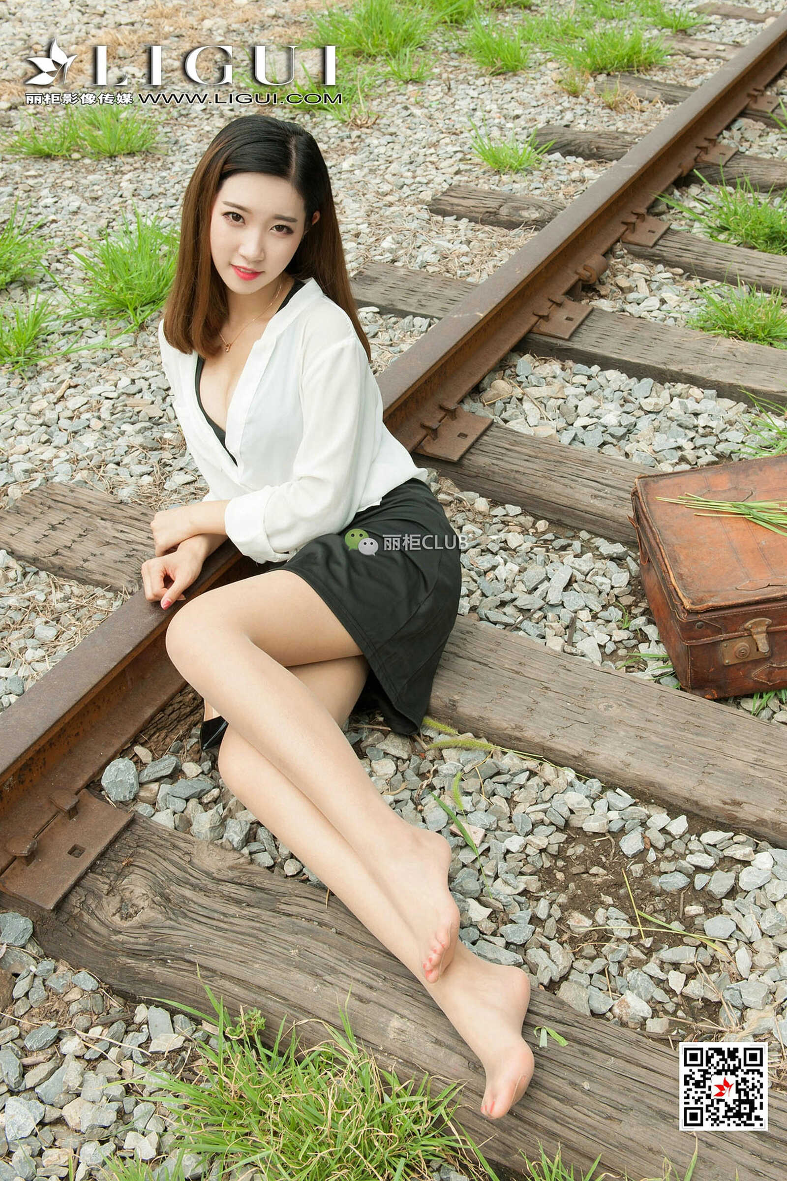 Model 筱筱《火车道OL丝足》 [丽柜Ligui] 写真集第8张
