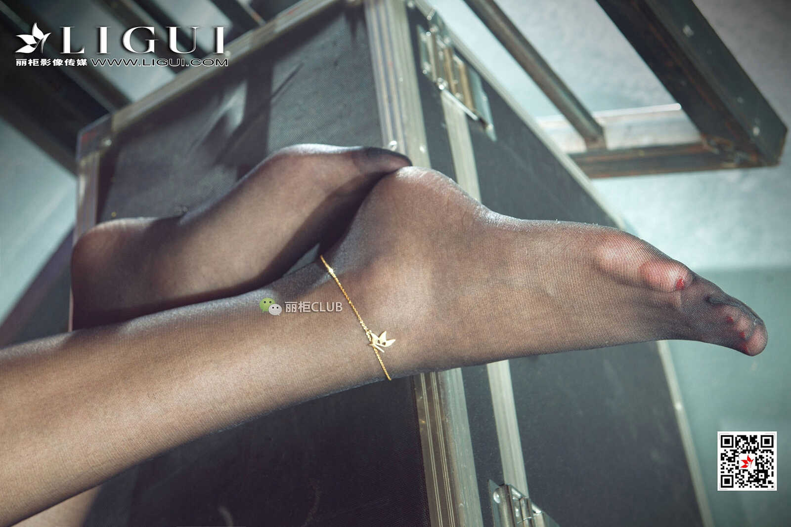 Model 梦琪《西装+黑丝丝足高跟》 [丽柜Ligui] 写真第2张