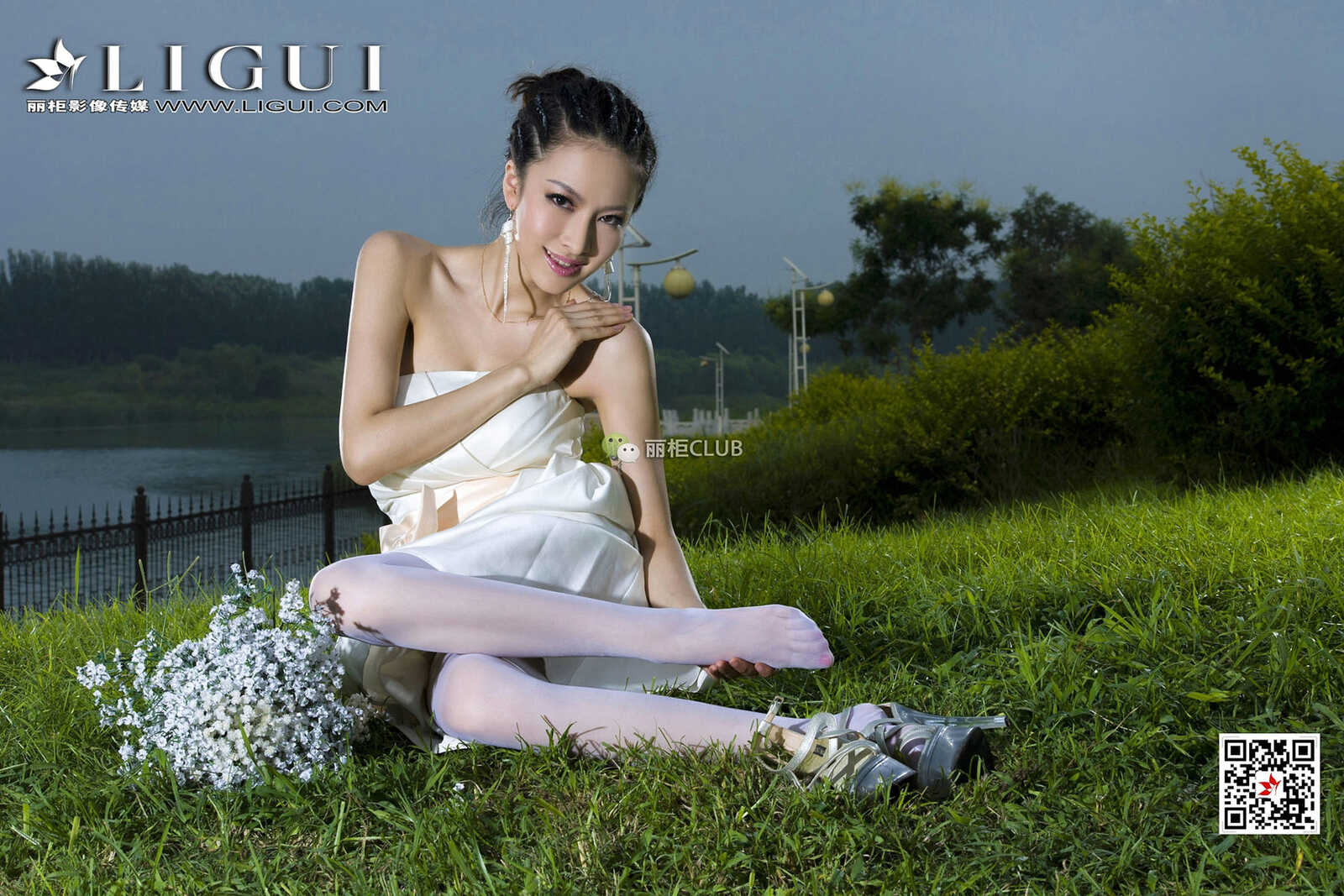 Model 雪儿《白丝+抹胸礼服》 [丽柜Ligui] 写真集第5张