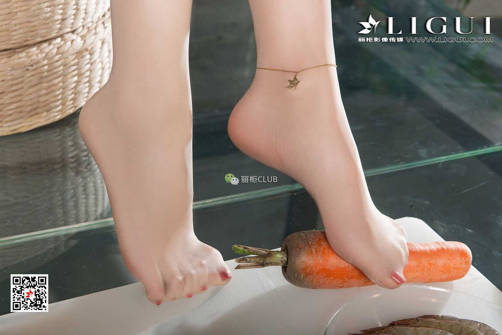 Model 雪糕《OL+美食丝足》 [丽柜Ligui] 写真集第16张