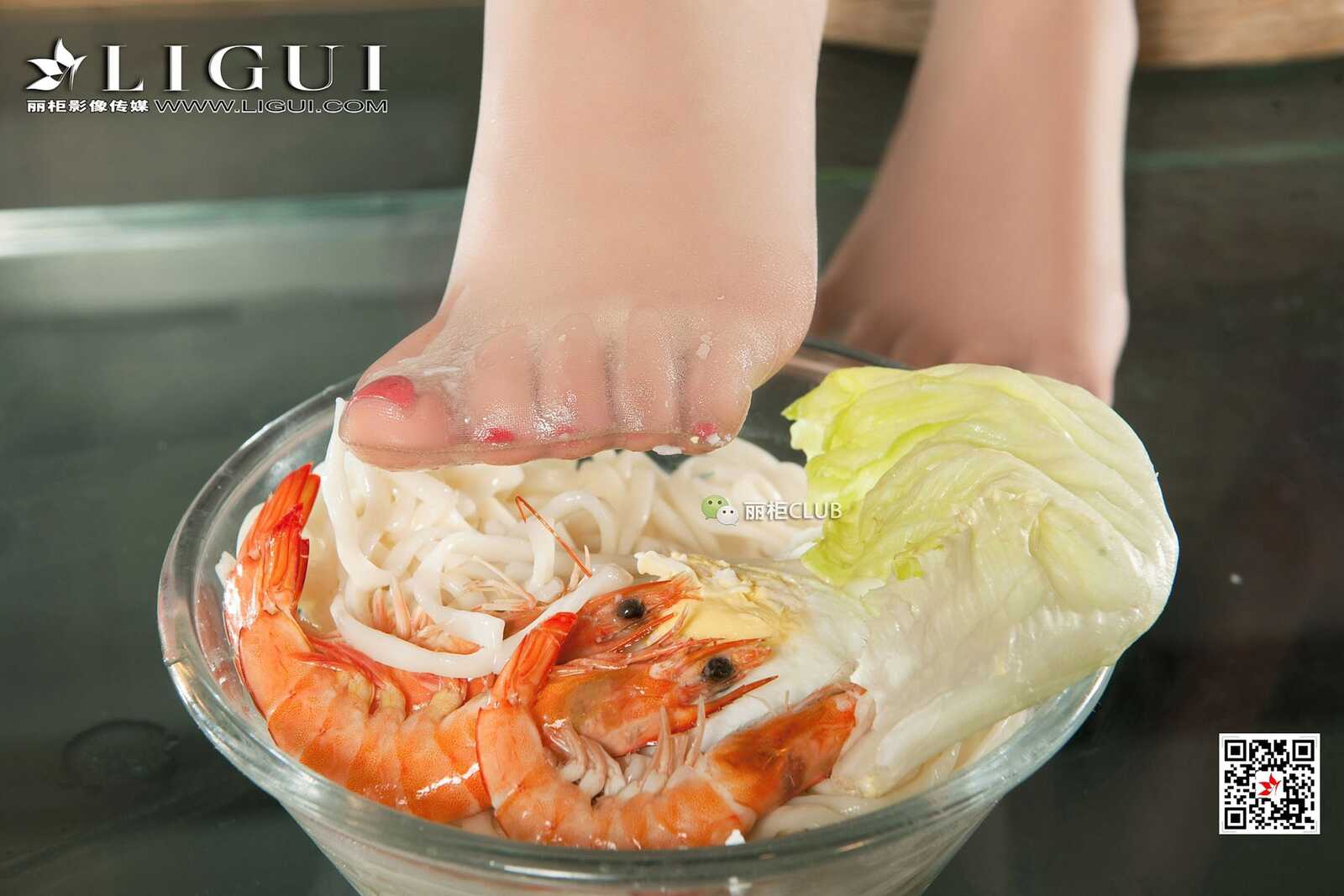 Model 雪糕《OL+美食丝足》 [丽柜Ligui] 写真集第13张