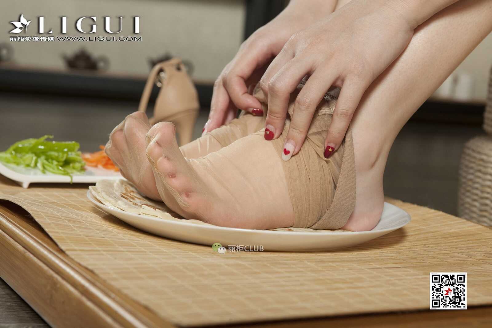 足模Vicky《丝足美食》 [丽柜Ligui] 写真集第12张