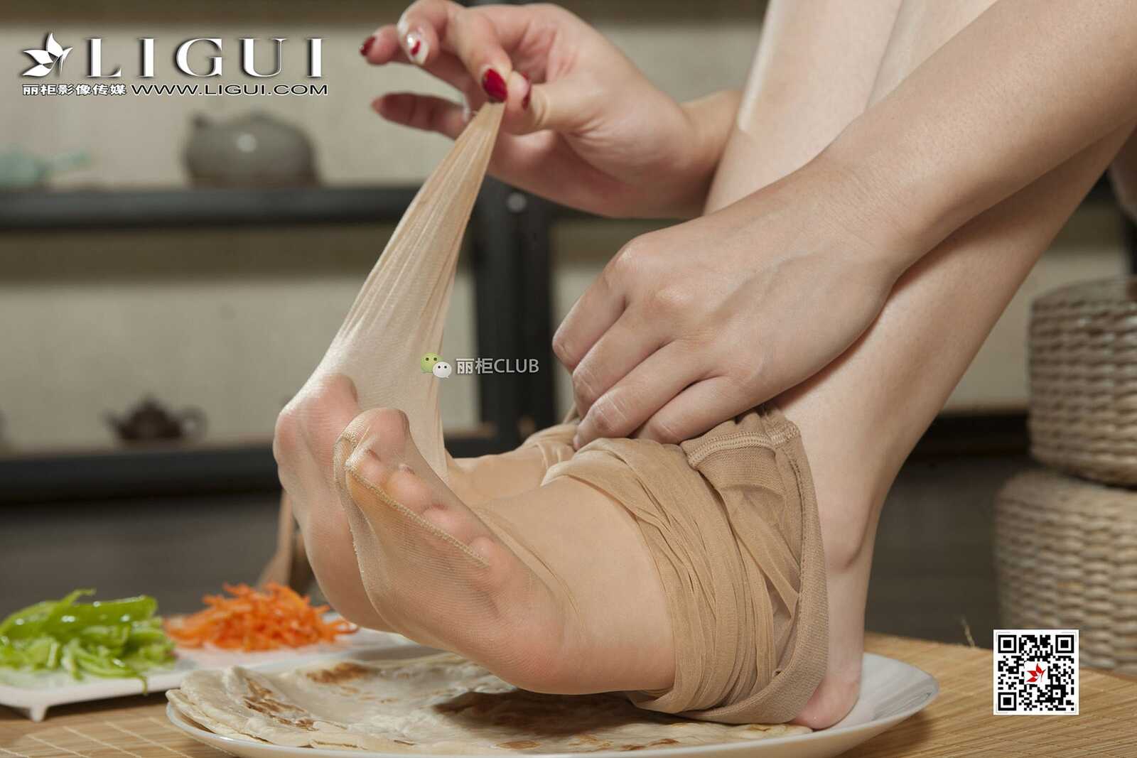 足模Vicky《丝足美食》 [丽柜Ligui] 写真集第10张