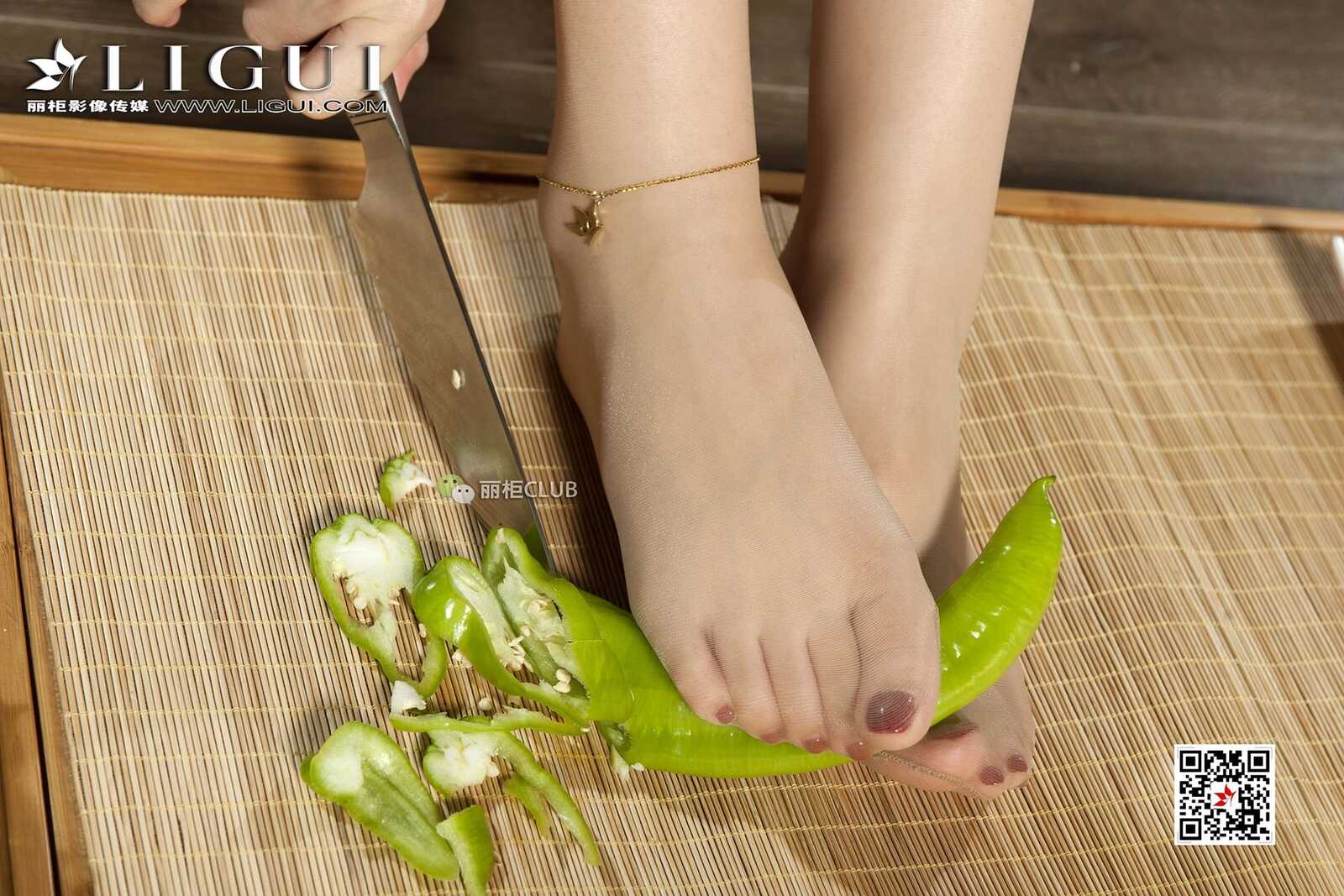 足模Vicky《丝足美食》 [丽柜Ligui] 写真集第6张