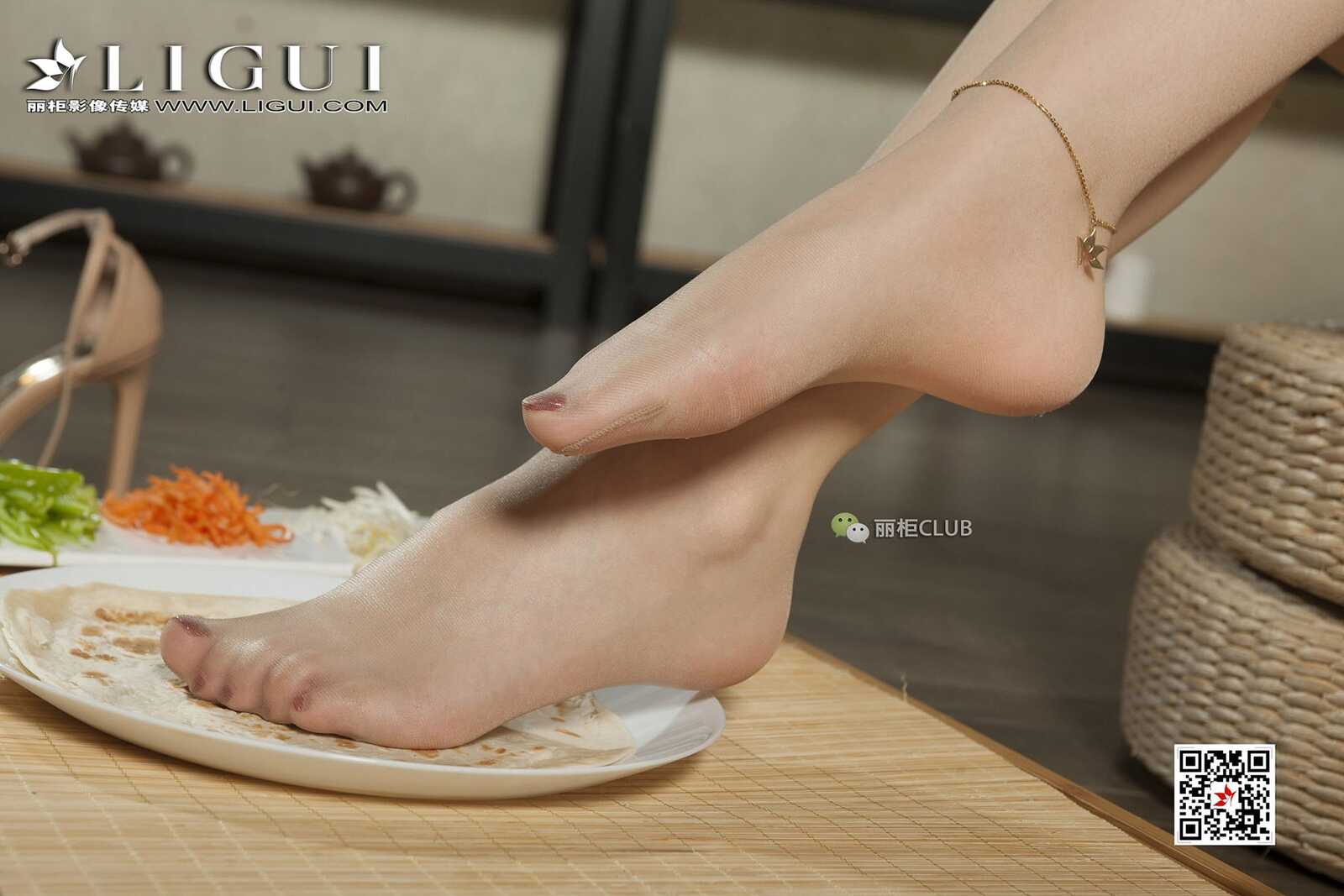 足模Vicky《丝足美食》 [丽柜Ligui] 写真集第3张