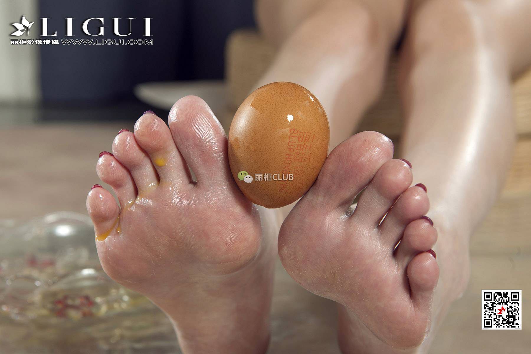 腿模Vicky《鸡蛋丝足》 [丽柜LIGUI] 网络丽人 写真第2张