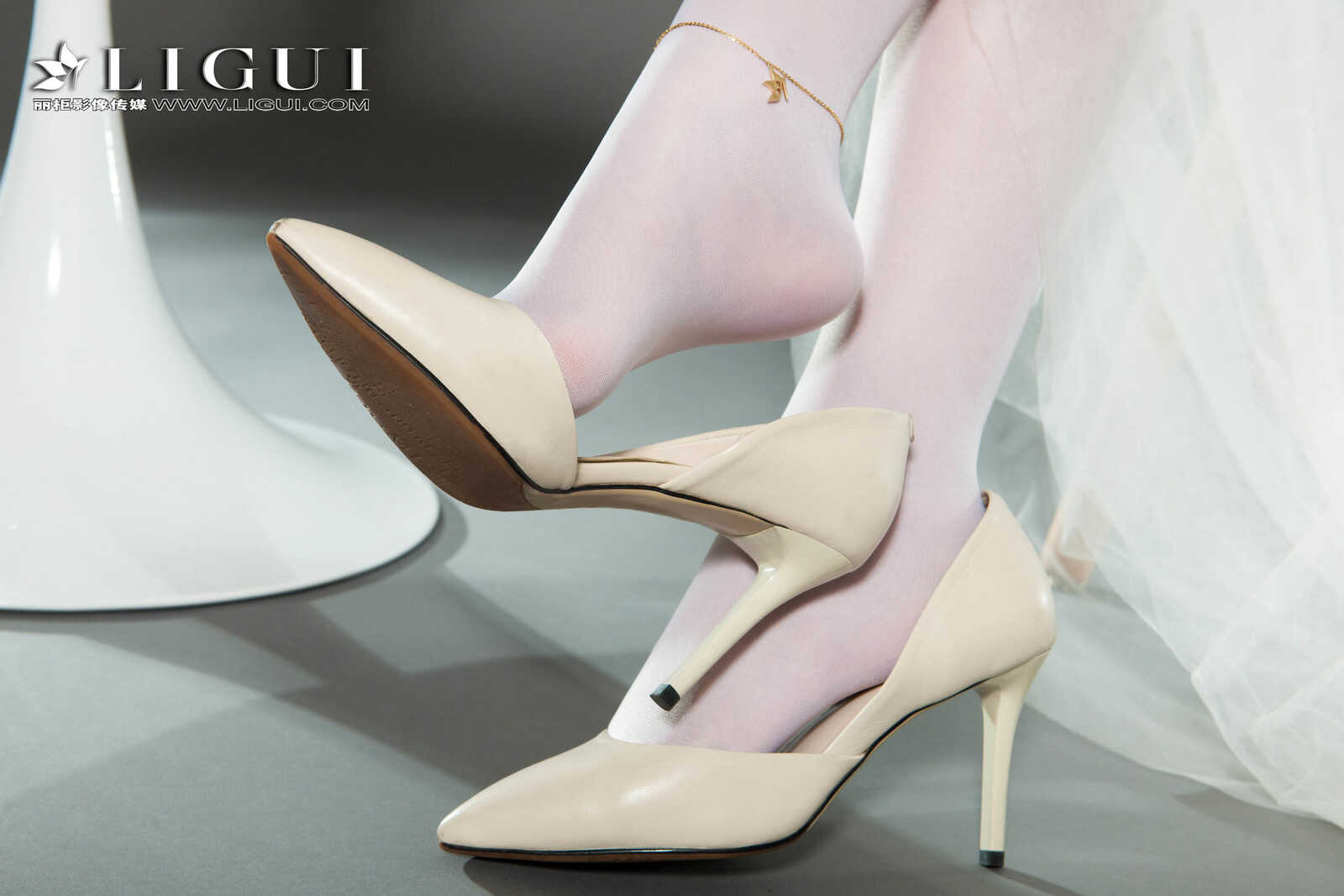 筱筱《蕾丝长裙美束》 [丽柜Ligui] 美腿丝足写真第18张