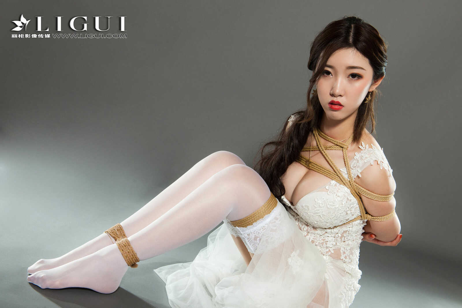 筱筱《蕾丝长裙美束》 [丽柜Ligui] 美腿丝足写真第4张