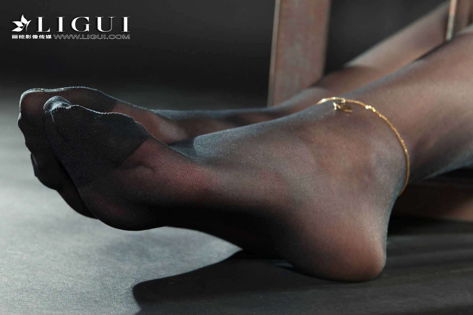 足模小戈《黑丝镣铐女警》 [丽柜Ligui] 写真集第2张