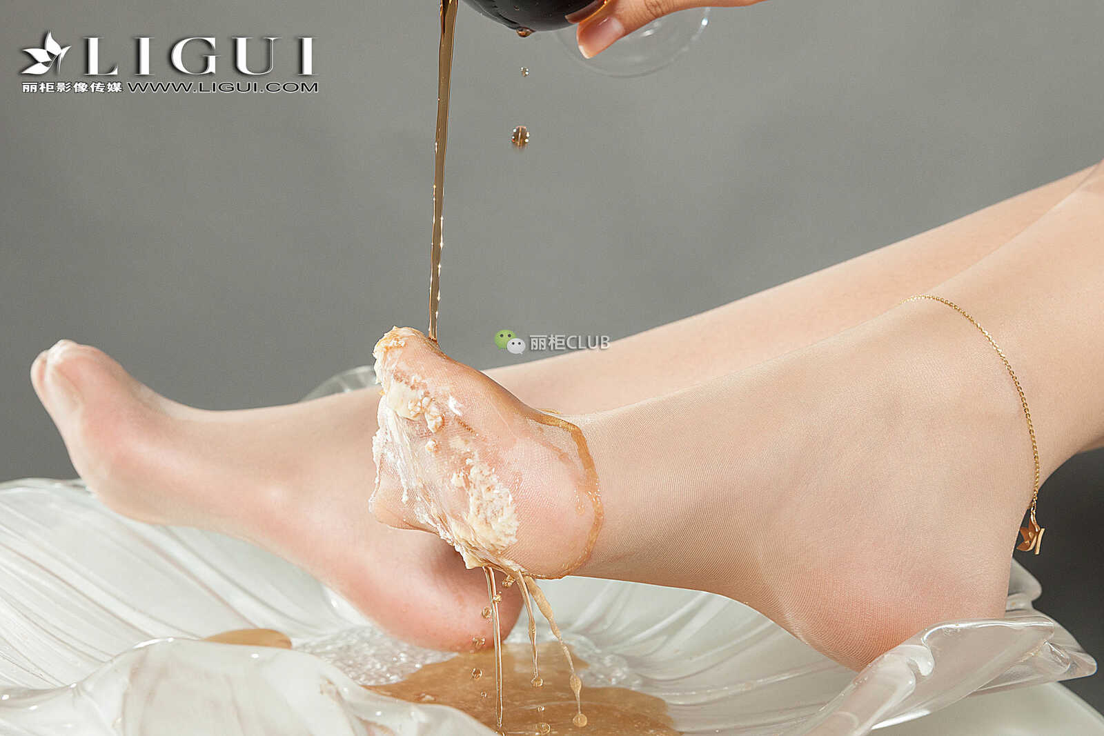 腿模筱筱《披萨丝足》 [丽柜Ligui] 写真集第1张