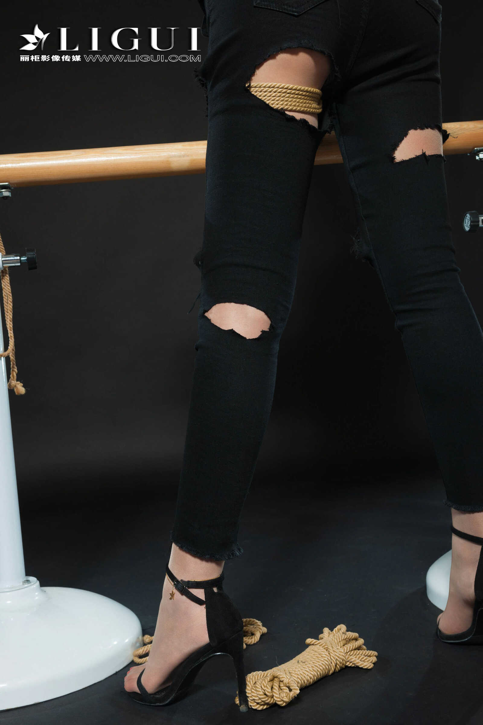 腿模筱筱《牛仔紧身裤+白衬衫+美束捆绑》 [丽柜第2张