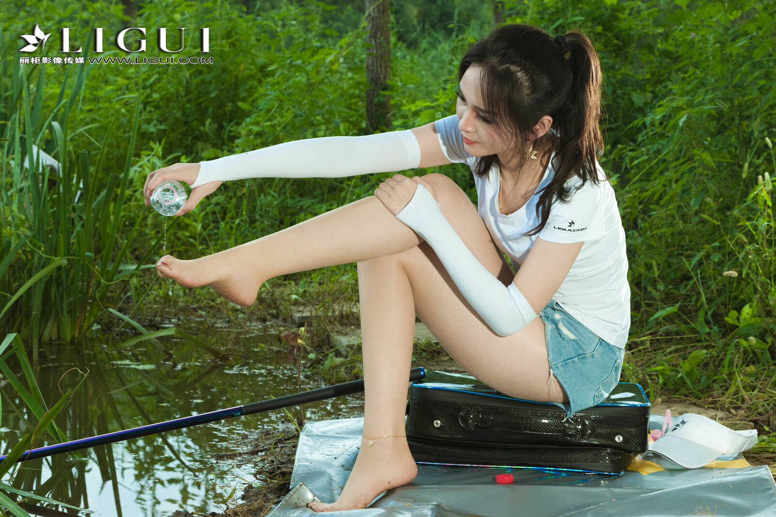 腿模小戈《钓鱼丝足》 [丽柜Liguil] 网络丽人 写真第2张