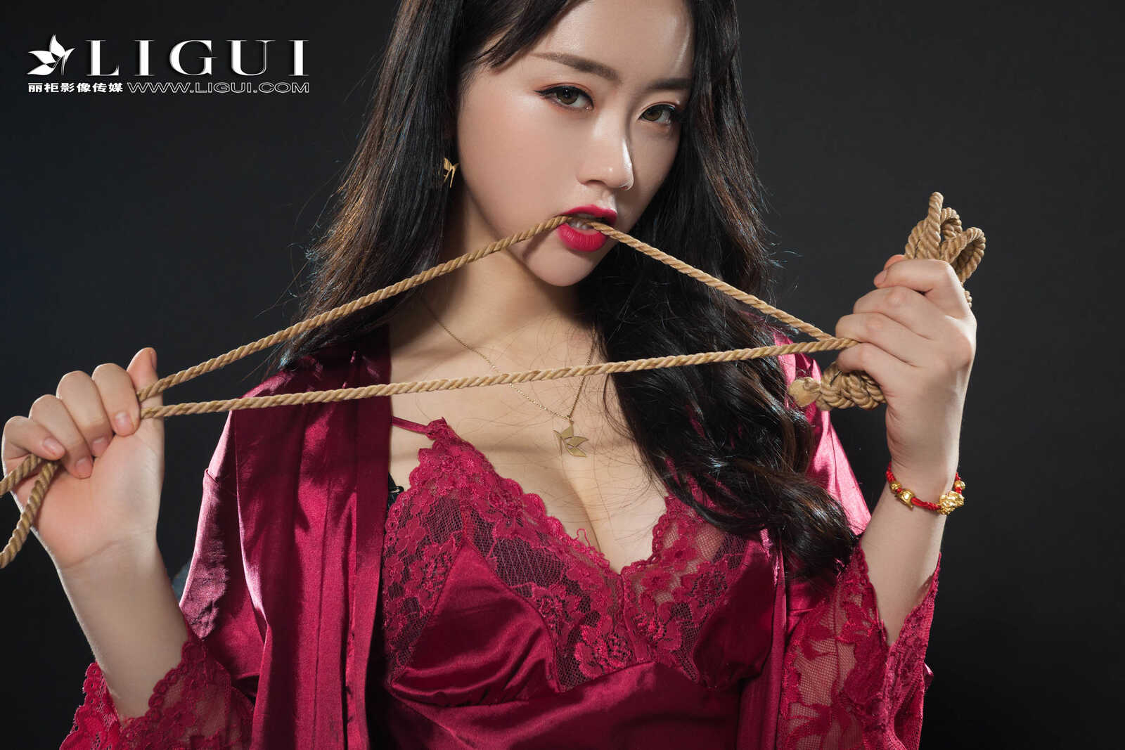 腿模然然《优雅高贵睡衣丝足》 [丽柜Ligui] 写真第15张