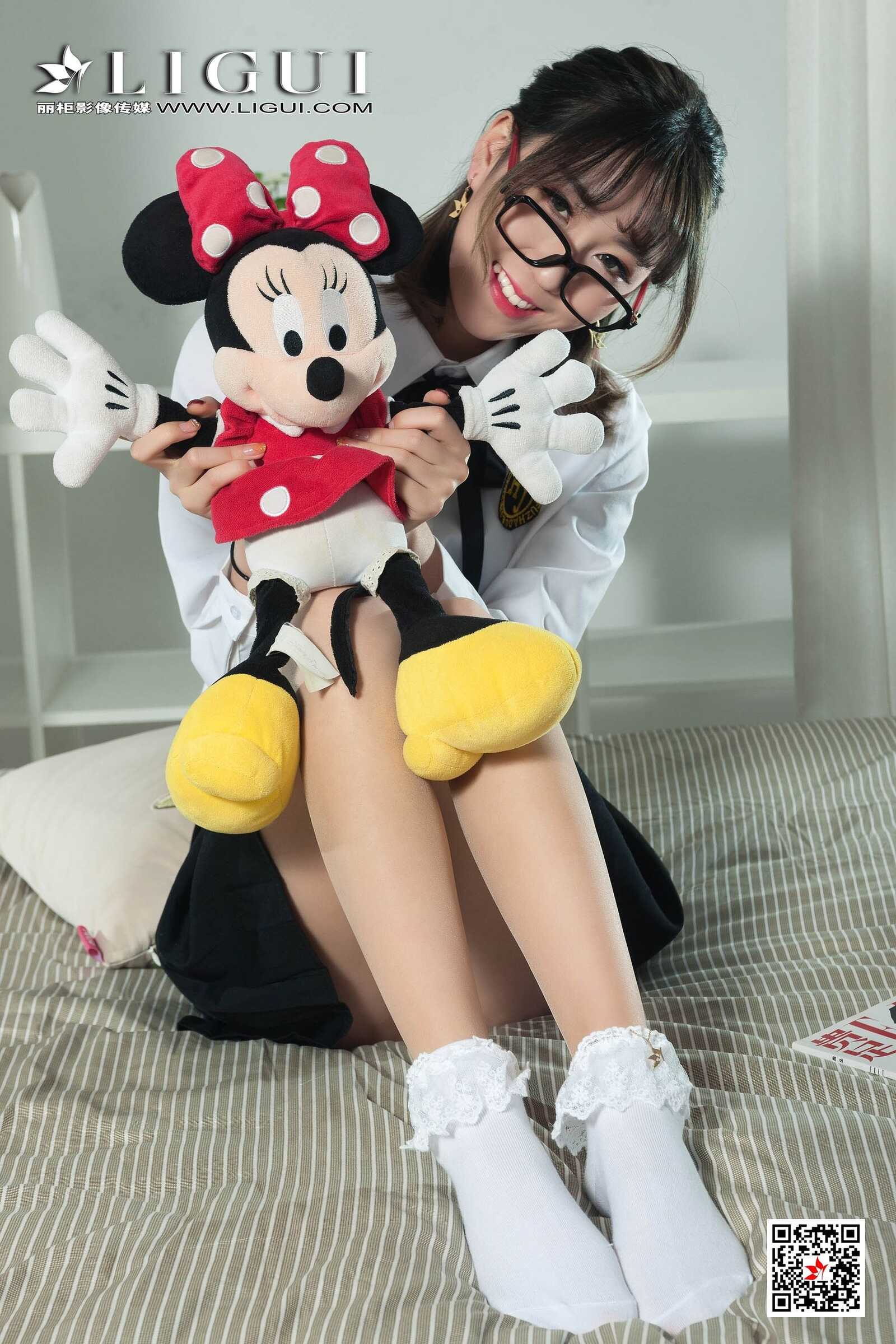 鱼妹《短筒袜玉足》[丽柜Ligui] 网络丽人 写真集第3张
