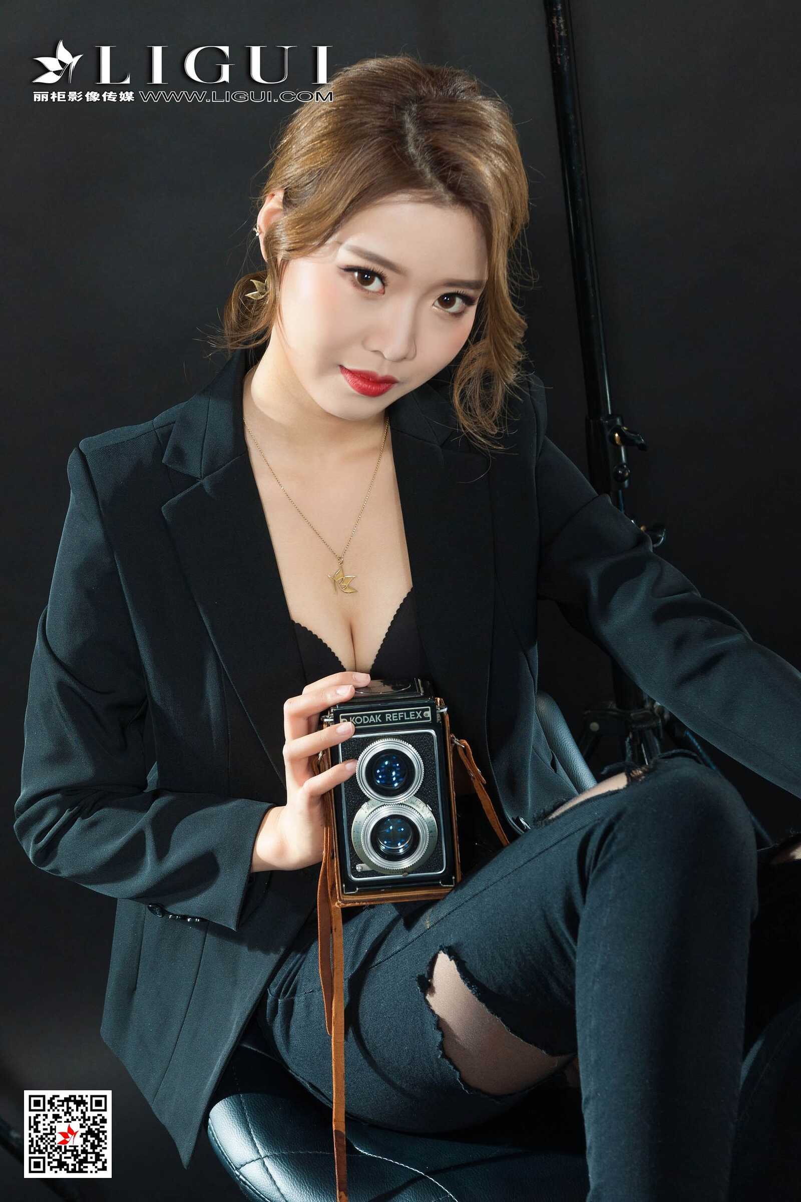 钟情《破洞牛仔黑丝OL》 [丽柜Ligui] 写真集第17张
