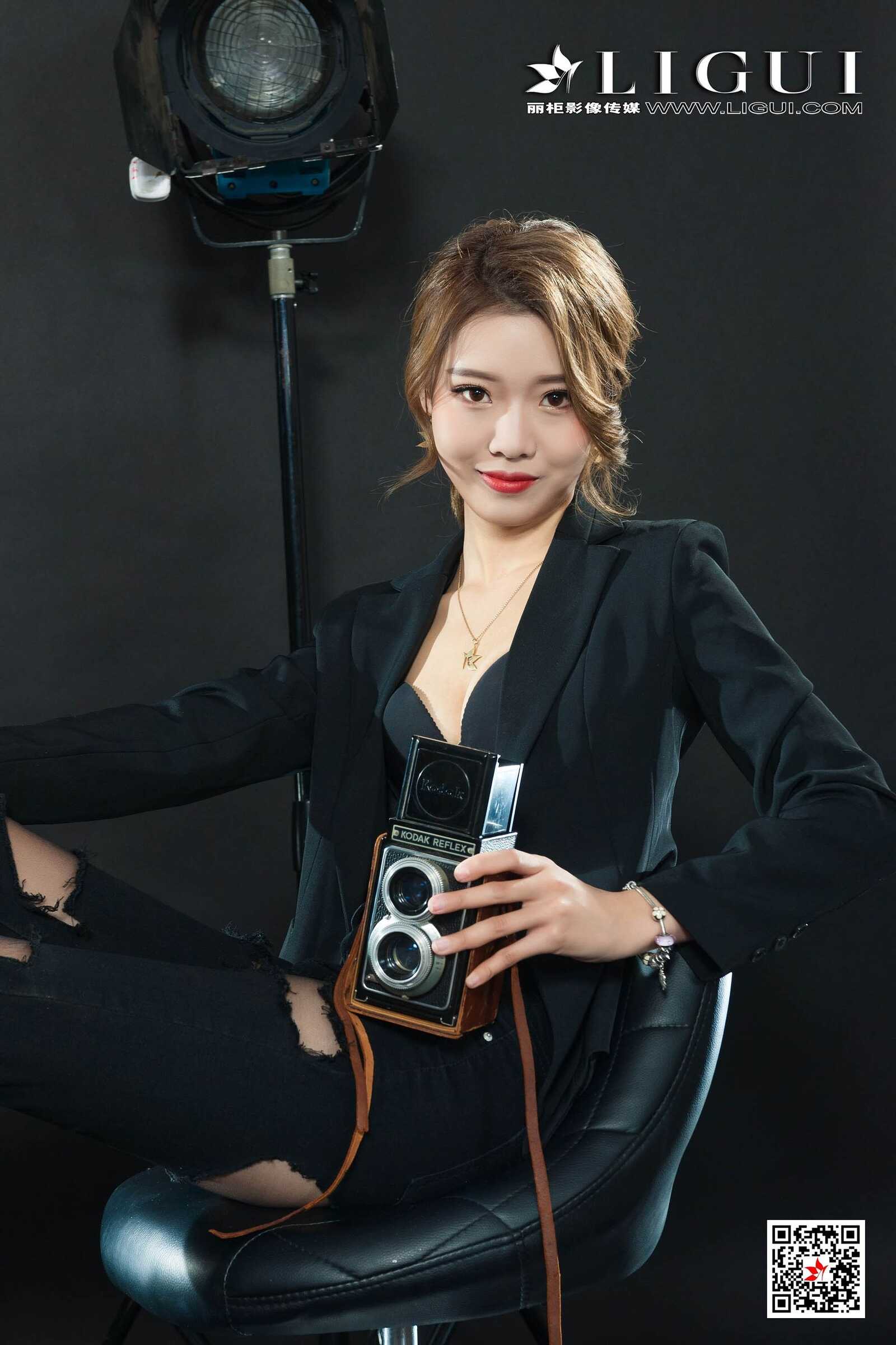 钟情《破洞牛仔黑丝OL》 [丽柜Ligui] 写真集第15张