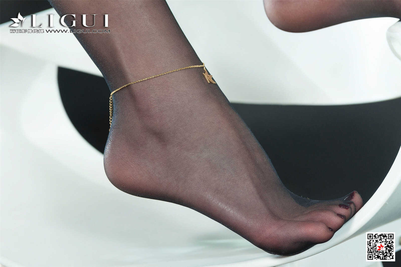 筱筱《黑丝诱人丝足》 [丽柜Ligui] 网络丽人 写真第1张