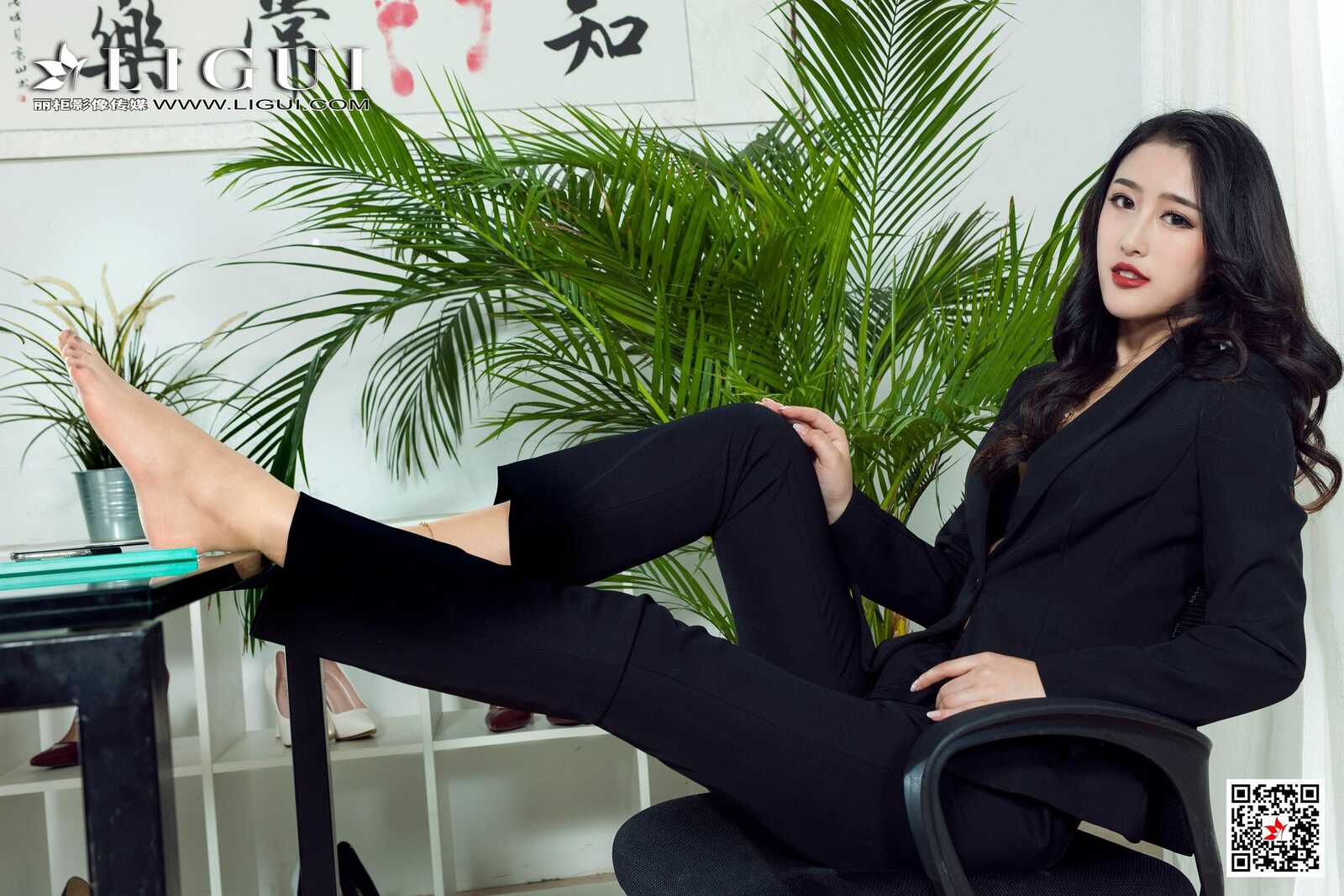 腿模拉拉《西装丽人》 [丽柜Ligui] 网络丽人 写真第2张