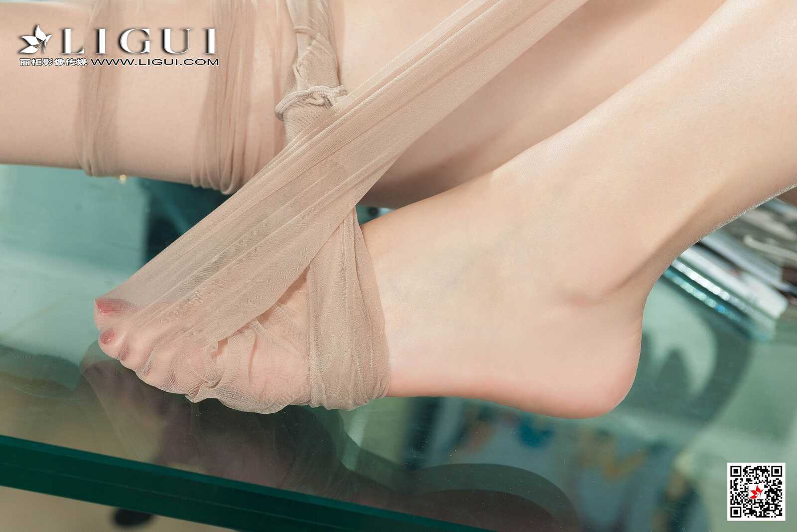 腿模若溪《肉丝袜OL丝足》 [丽柜Ligui] 写真集第1张