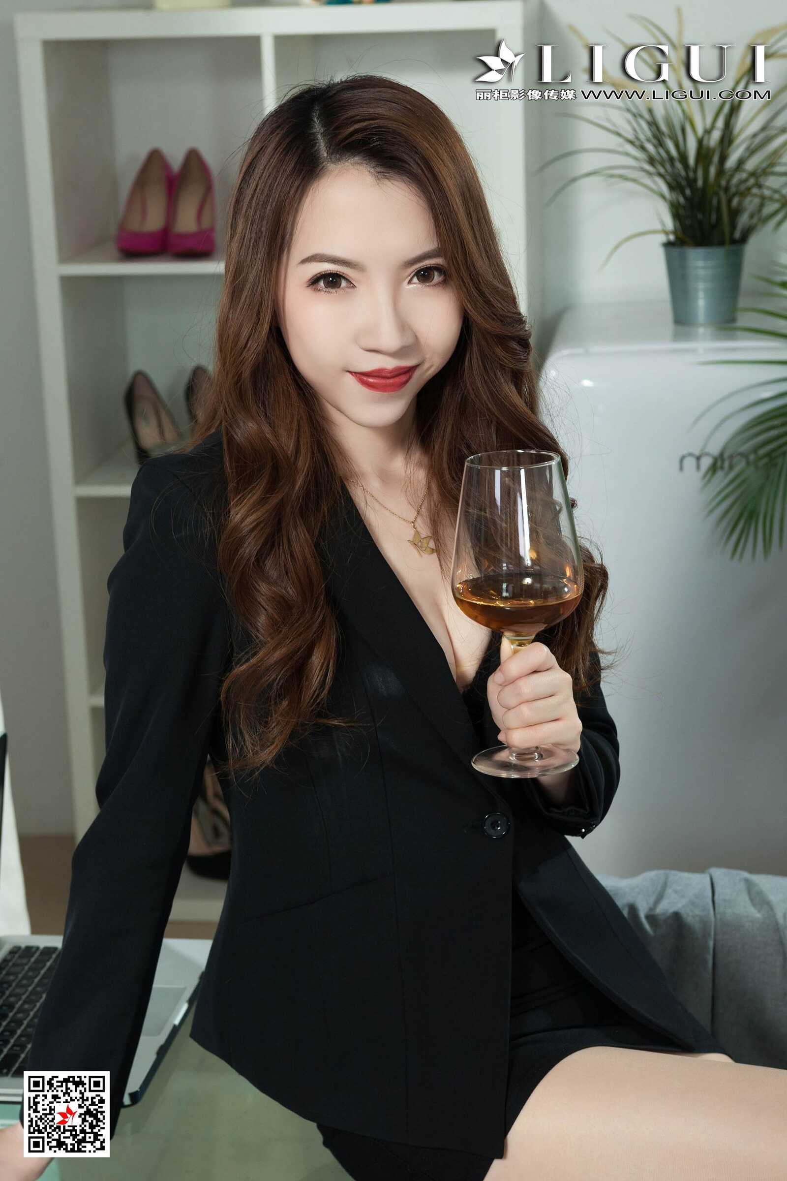 高熊《长腿OL肉丝袜丝足美脚》 [丽柜Ligui] 写真集第15张