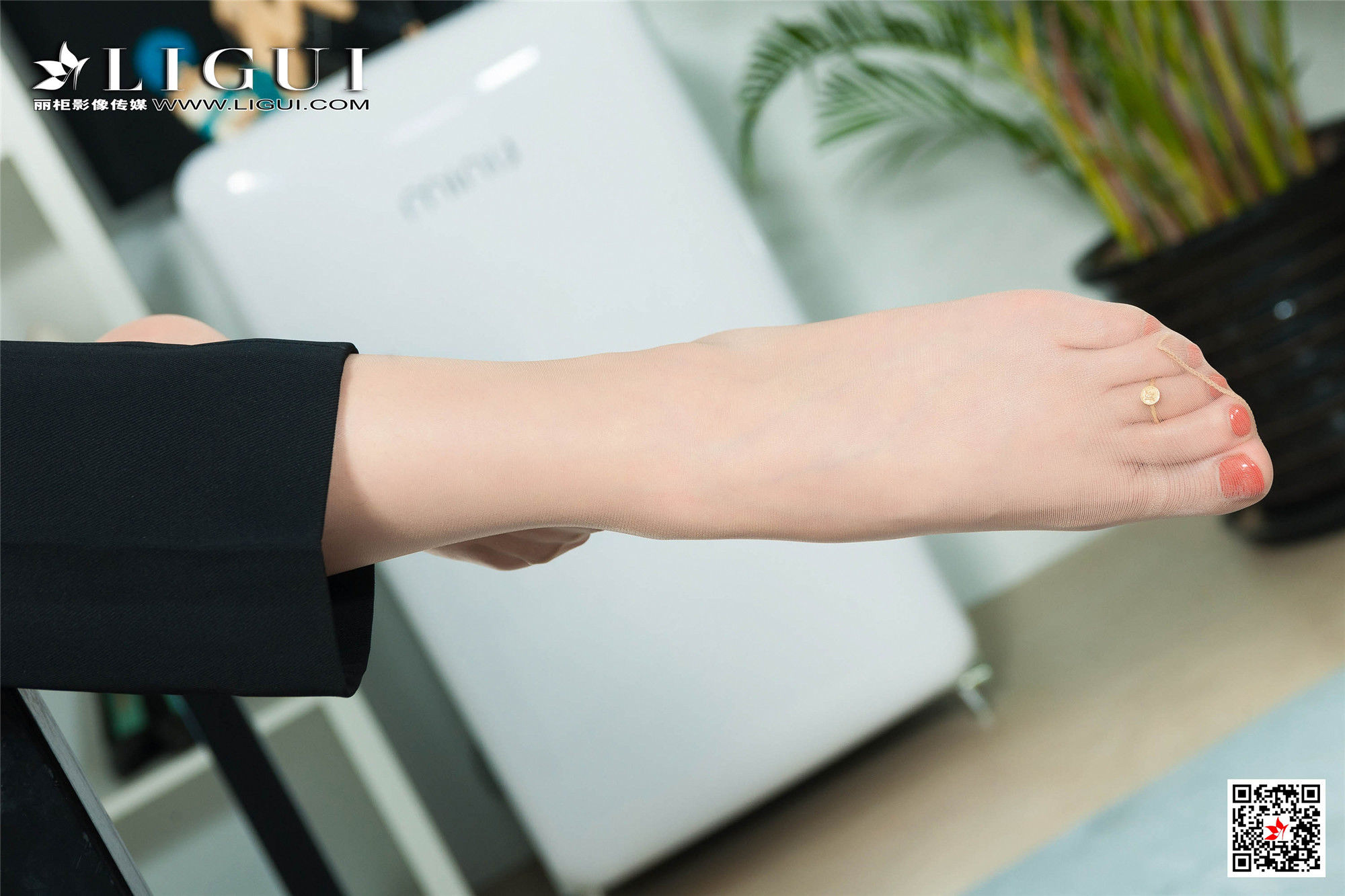 腿模乐乐《OL眼镜女郎》 [丽柜Ligui] 写真集第4张