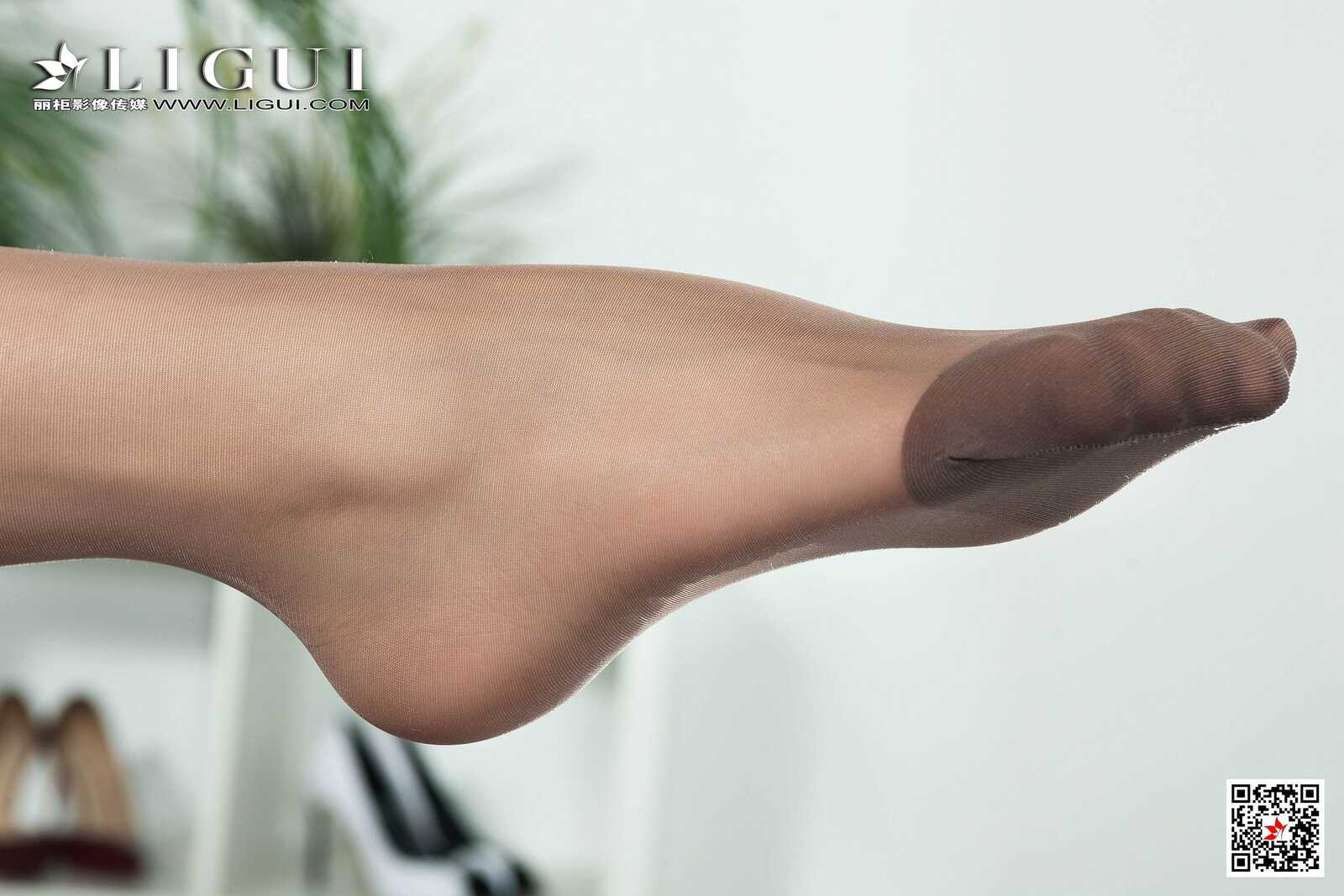 钟情《白衬衫灰丝女神》 [丽柜Ligui] 写真集第14张