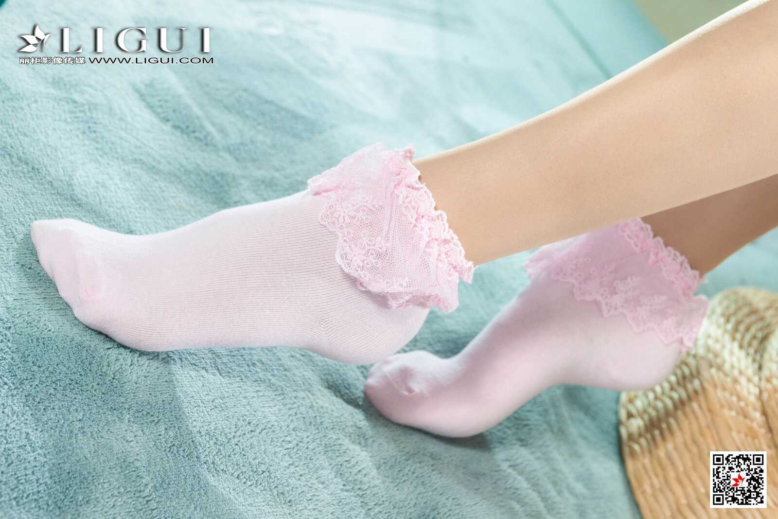 王炜炜《交作业》 [丽柜Ligui] 美腿丝足写真集第11张