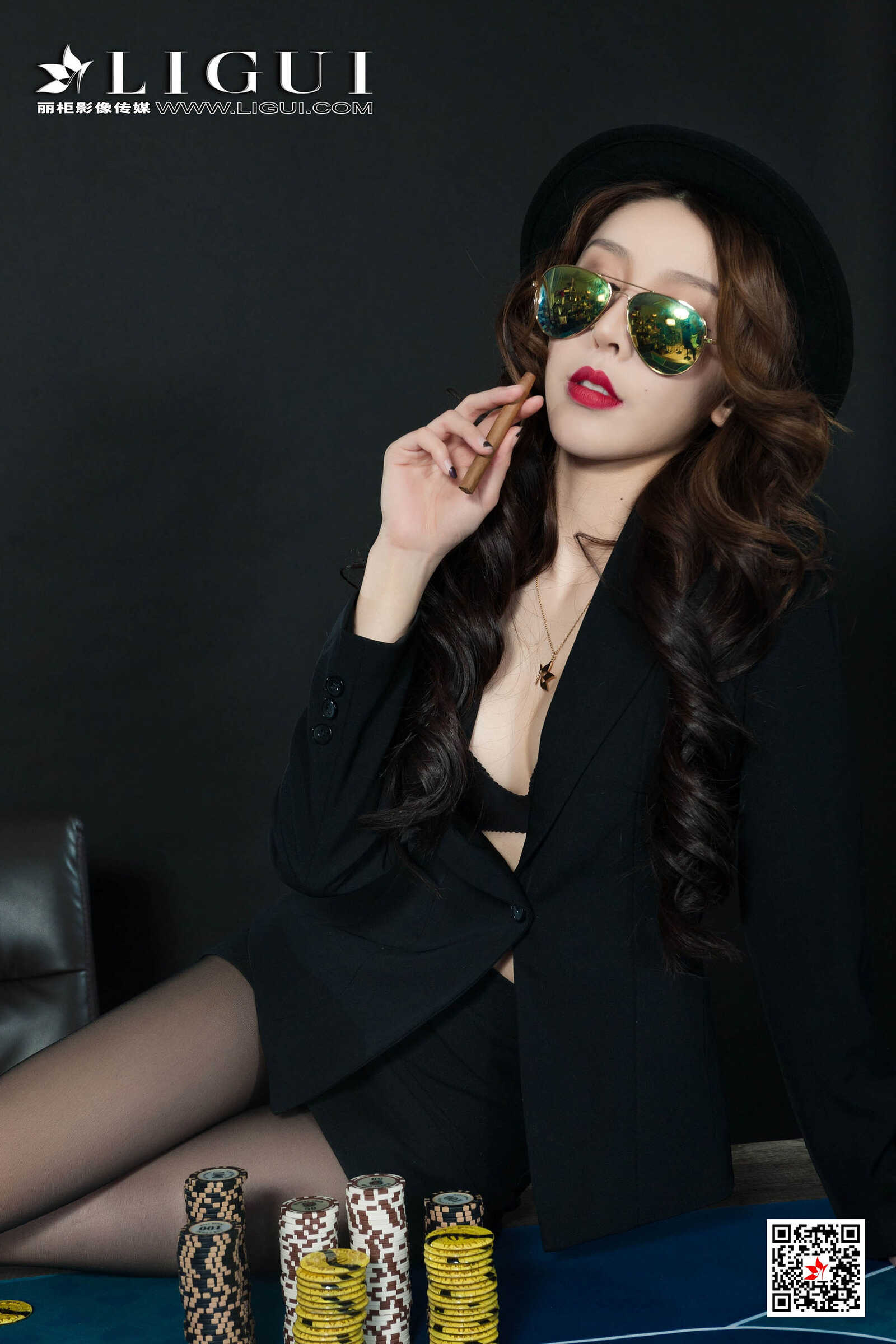模特兔子《黑丝棋牌官》 [丽柜Ligui] 美腿丝足写第15张
