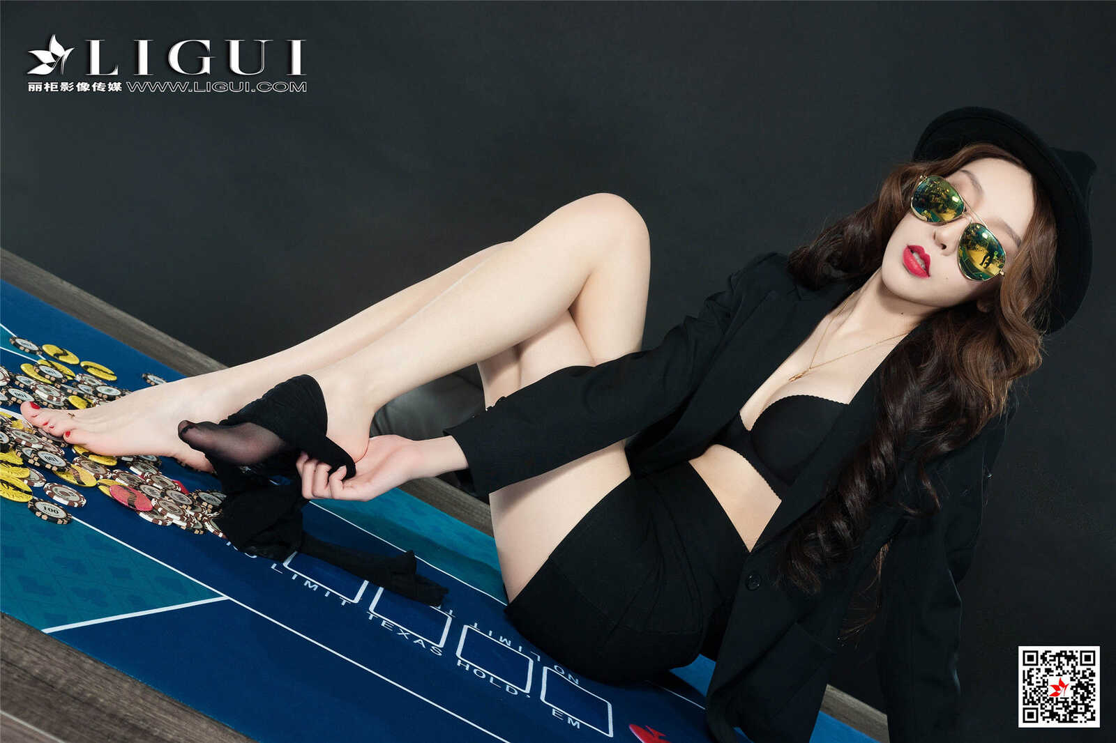 模特兔子《黑丝棋牌官》 [丽柜Ligui] 美腿丝足写第3张