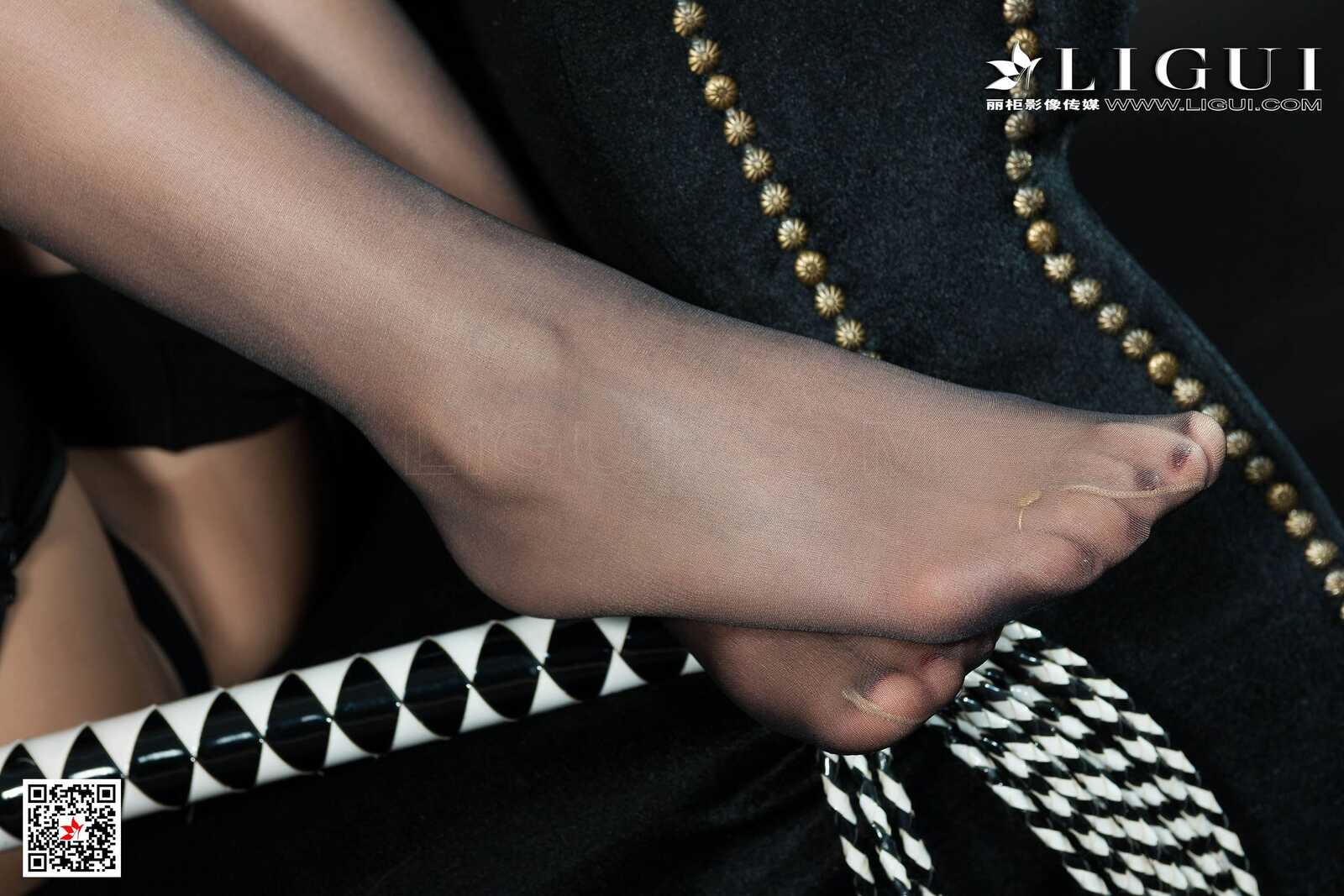 腿模Xilly《黑丝皮鞭系列》 [丽柜美束LIGUI] 网络丽第3张