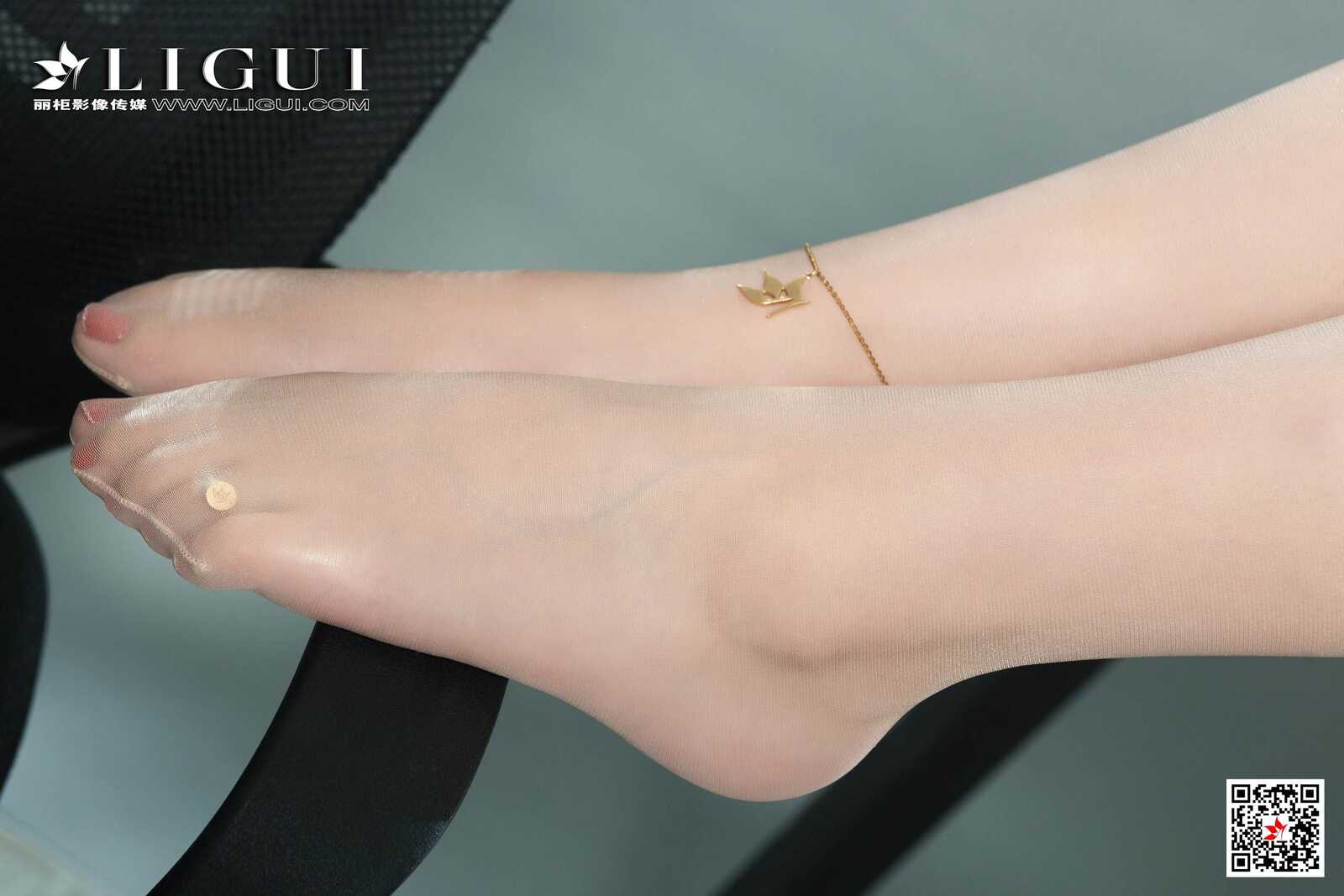 小辫儿《肉丝西服OL美腿》 [丽柜Ligui] 写真集第4张