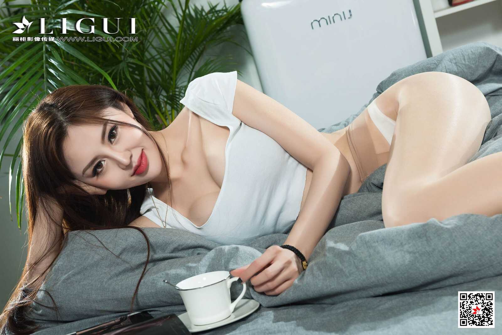 凉儿《沙发肉丝背心女神》 [丽柜Ligui] 写真集第13张