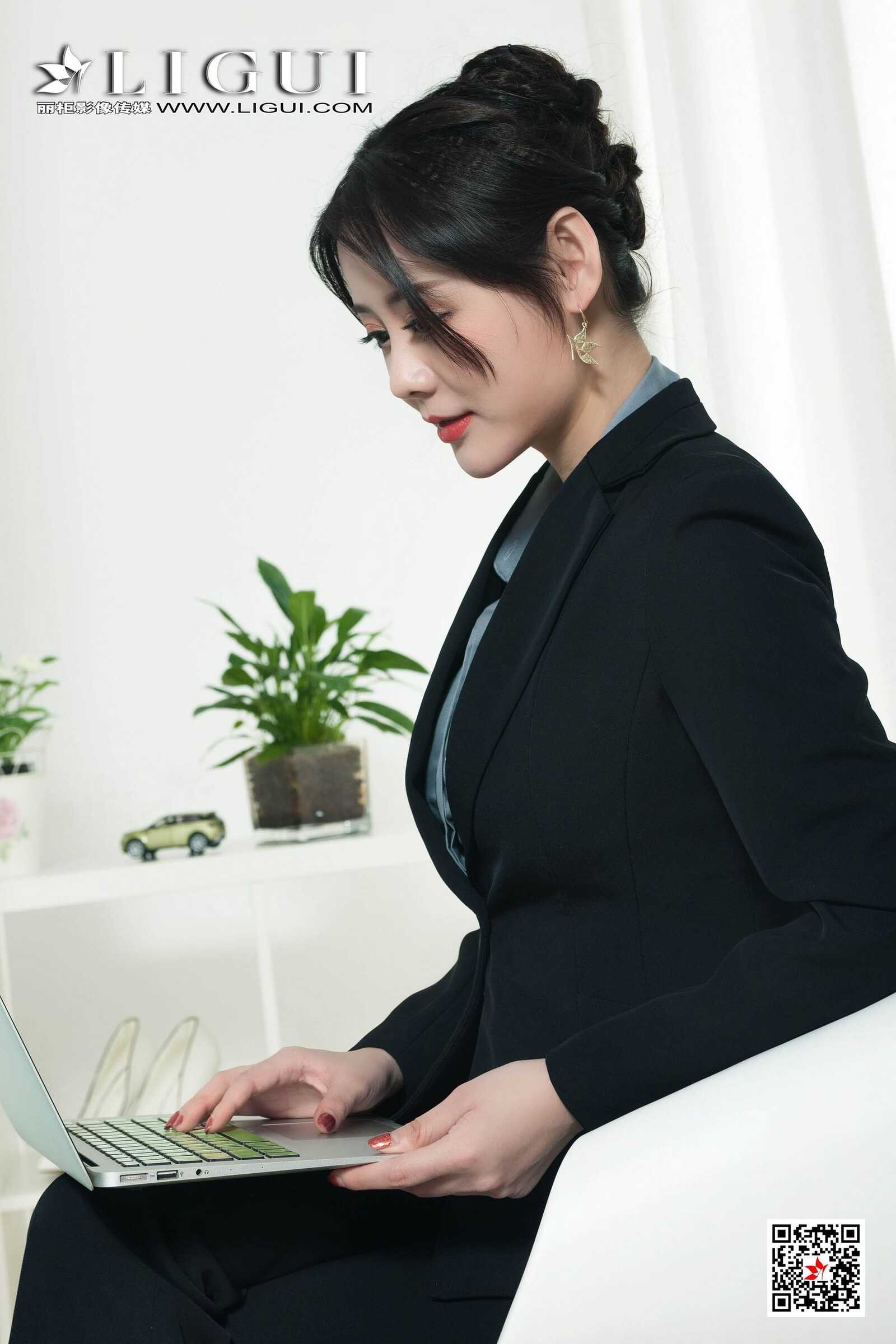 苏曼《紧身裤OL女郎》 [丽柜Ligui] 网络丽人 写真第12张