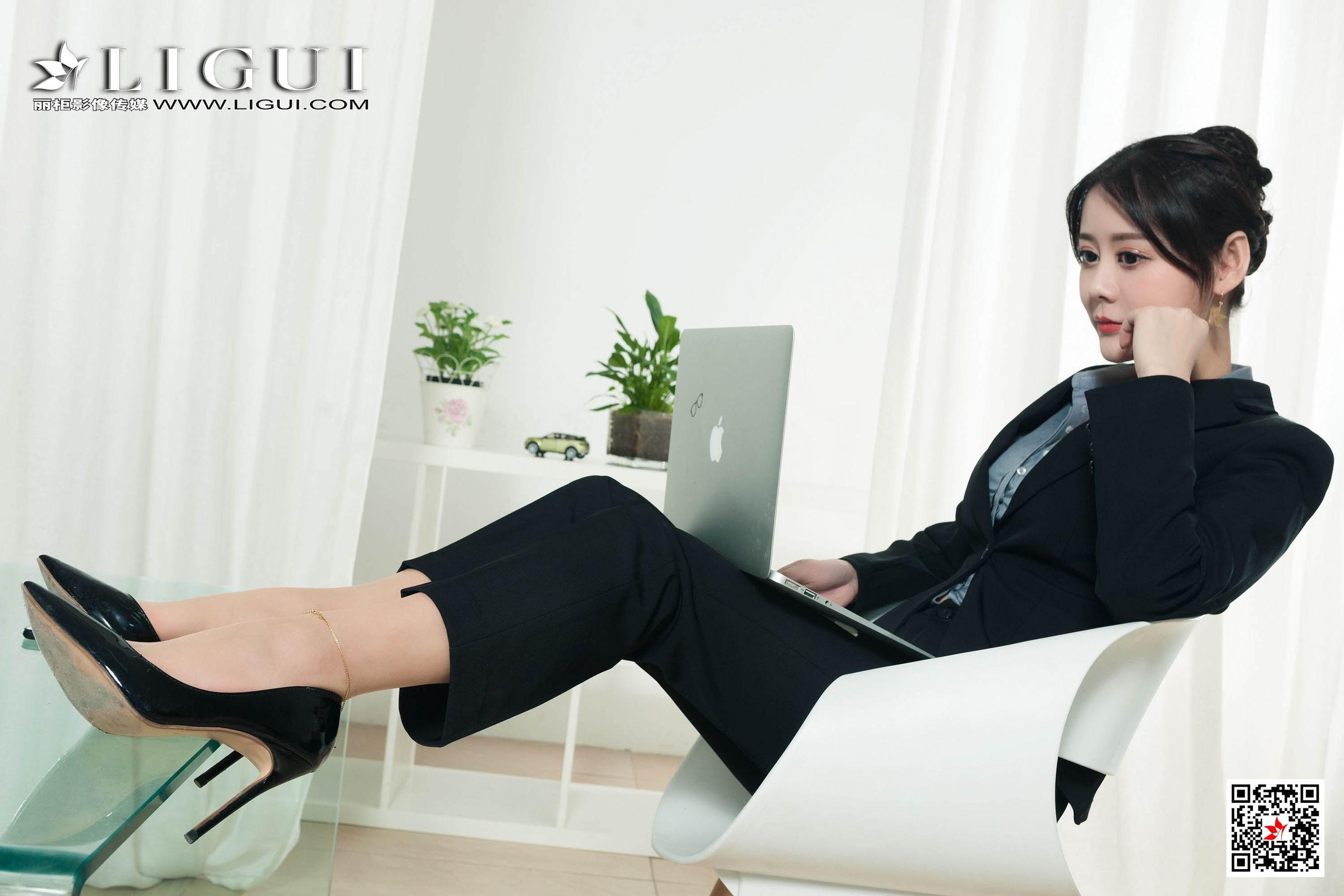 苏曼《紧身裤OL女郎》 [丽柜Ligui] 网络丽人 写真第3张